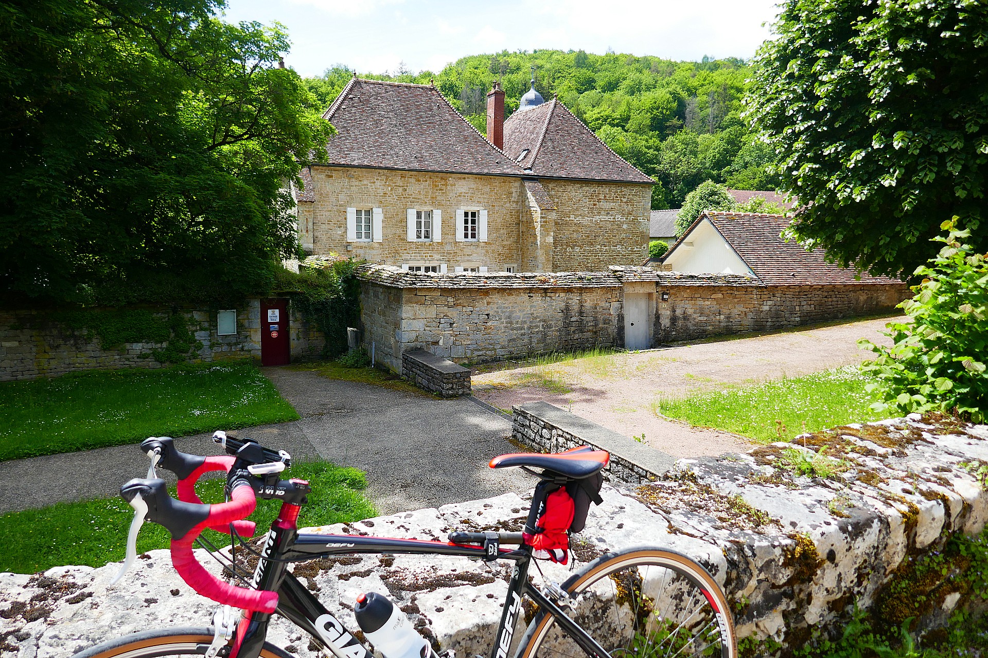 L'abbaye de la Bussière dans laquelle se trouvent les restaurants.