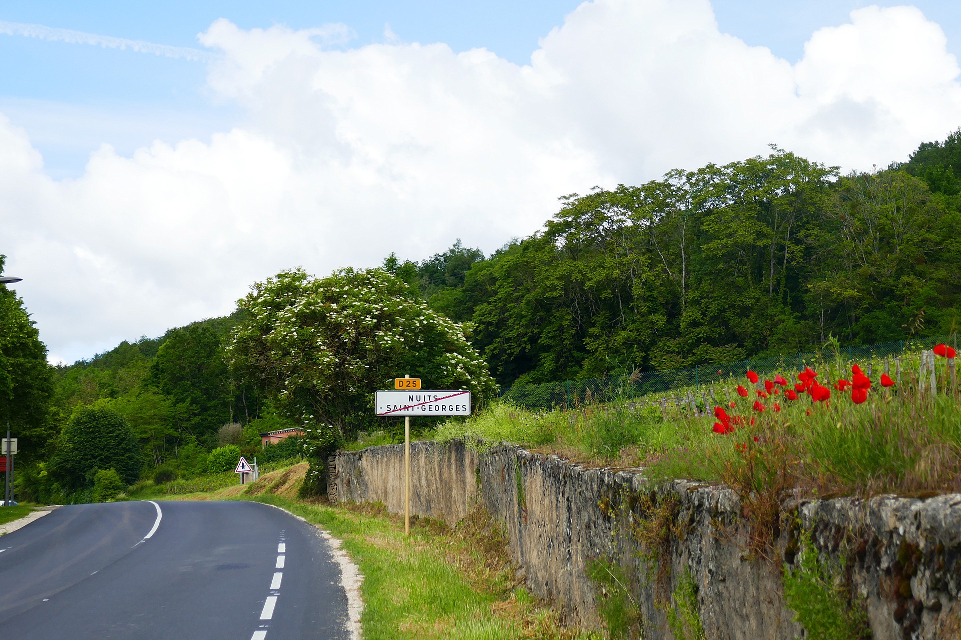 Sortie du bourg (devant le Clos de la Roche). Route refaite mais fréquentée.