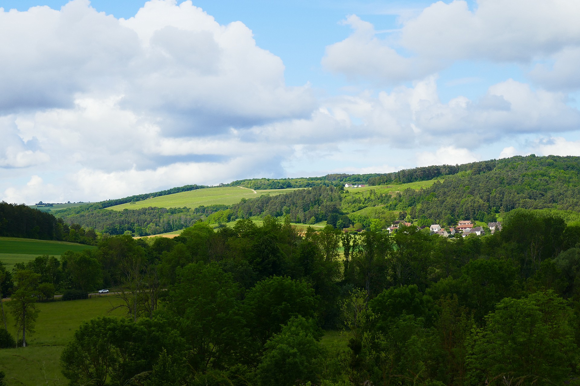 Vue sur les Hautes Côtes, c'est tout de suite plutôt joli.