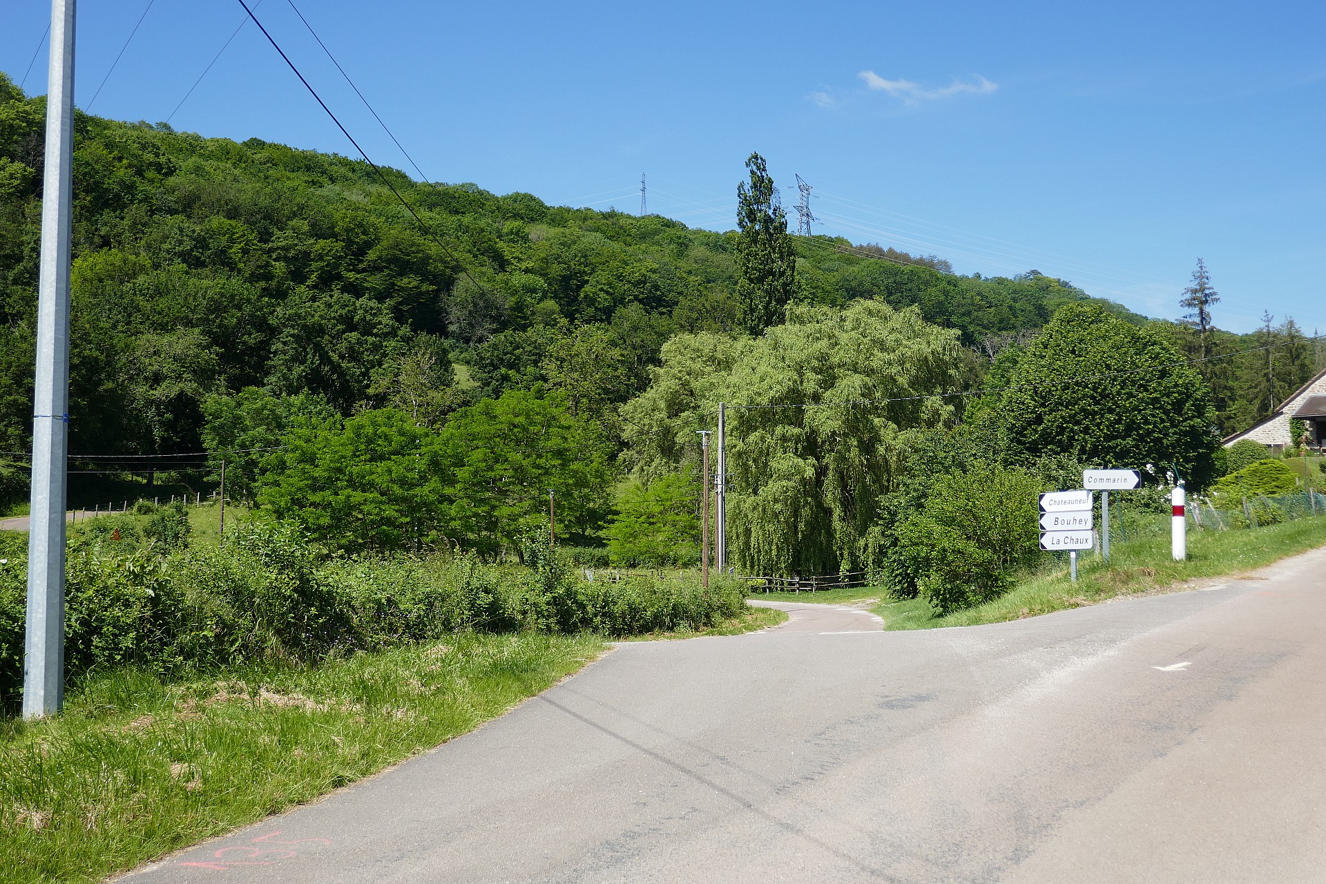 A la Forêt, deux fois à gauche. Ne pas suivre le panneau \