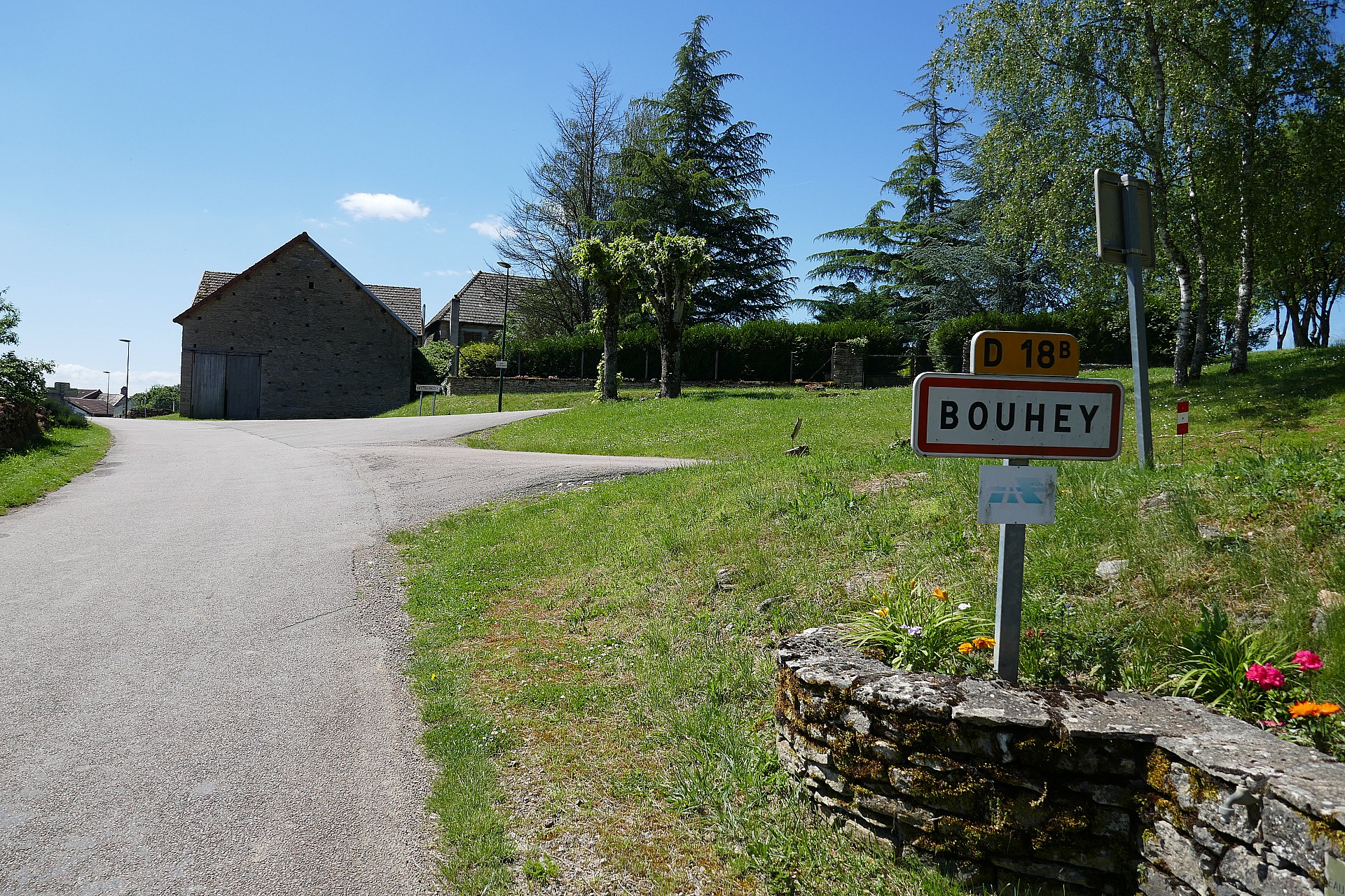 Bouhey et son robinet d'eau en bas à droite...