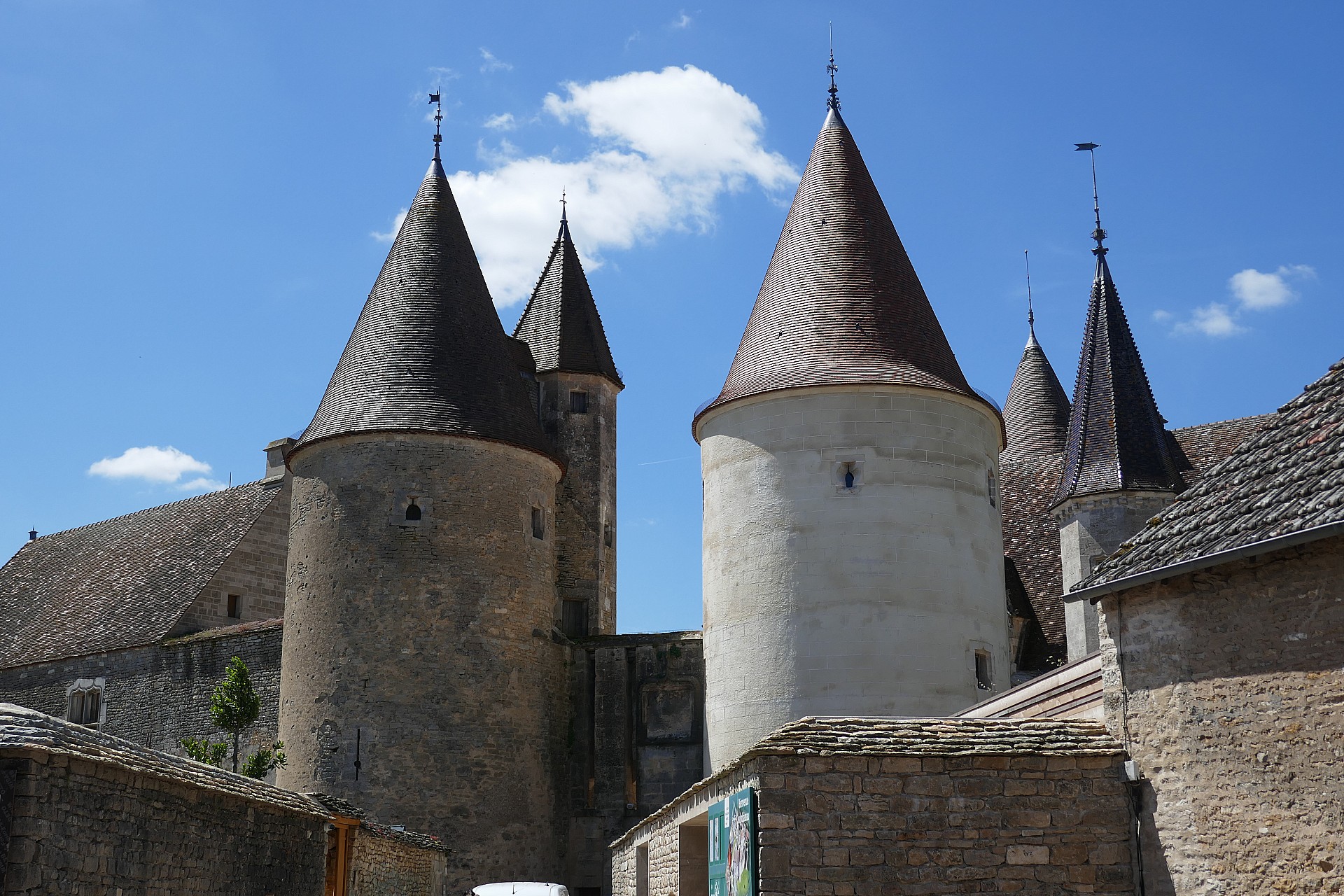 Sa forteresse intéressante à visiter.