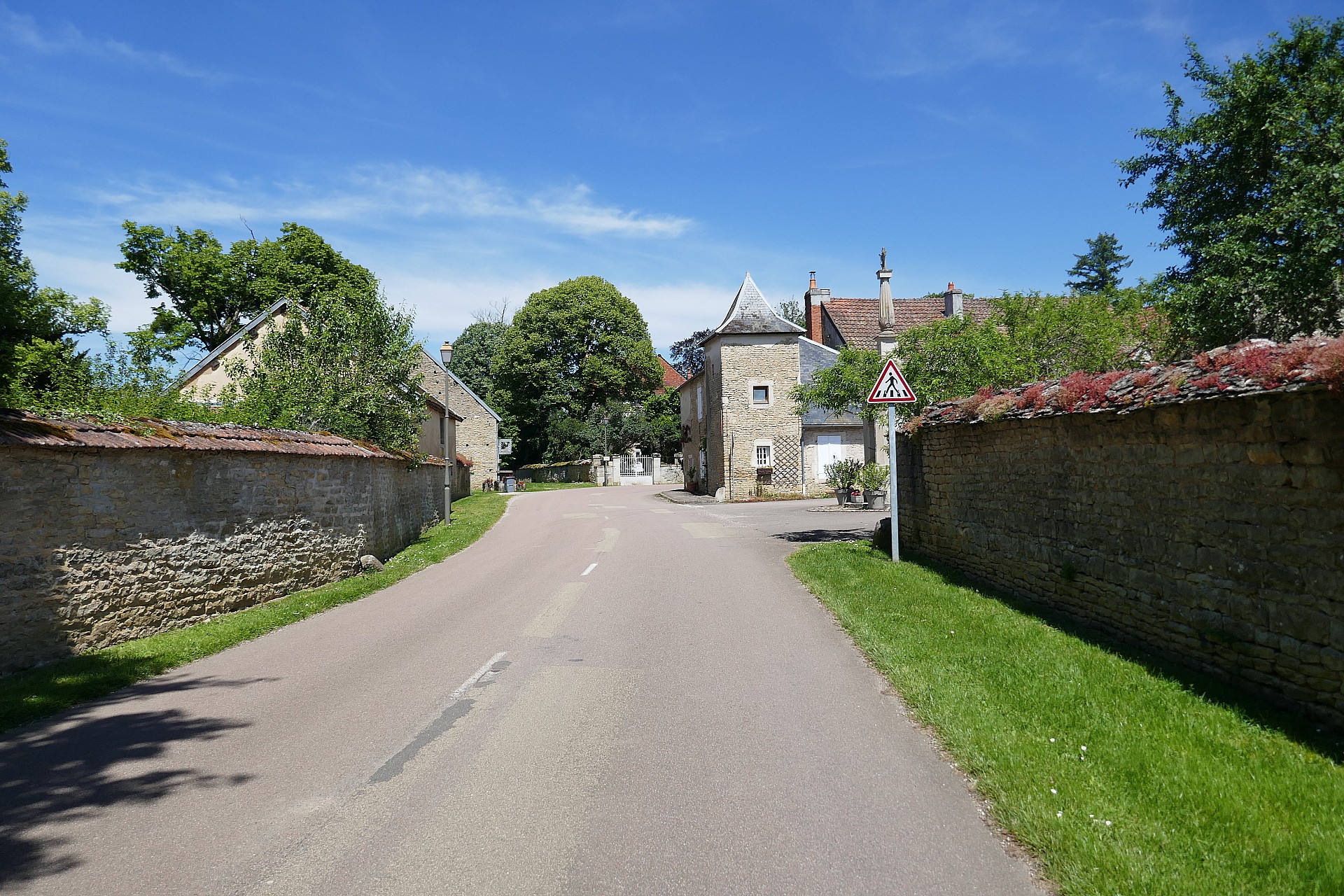 Entrée de Commarin. A droite, un retour possible sur la Bussière ou Loizerolles et Agey par une petite côte raide et intéressante.