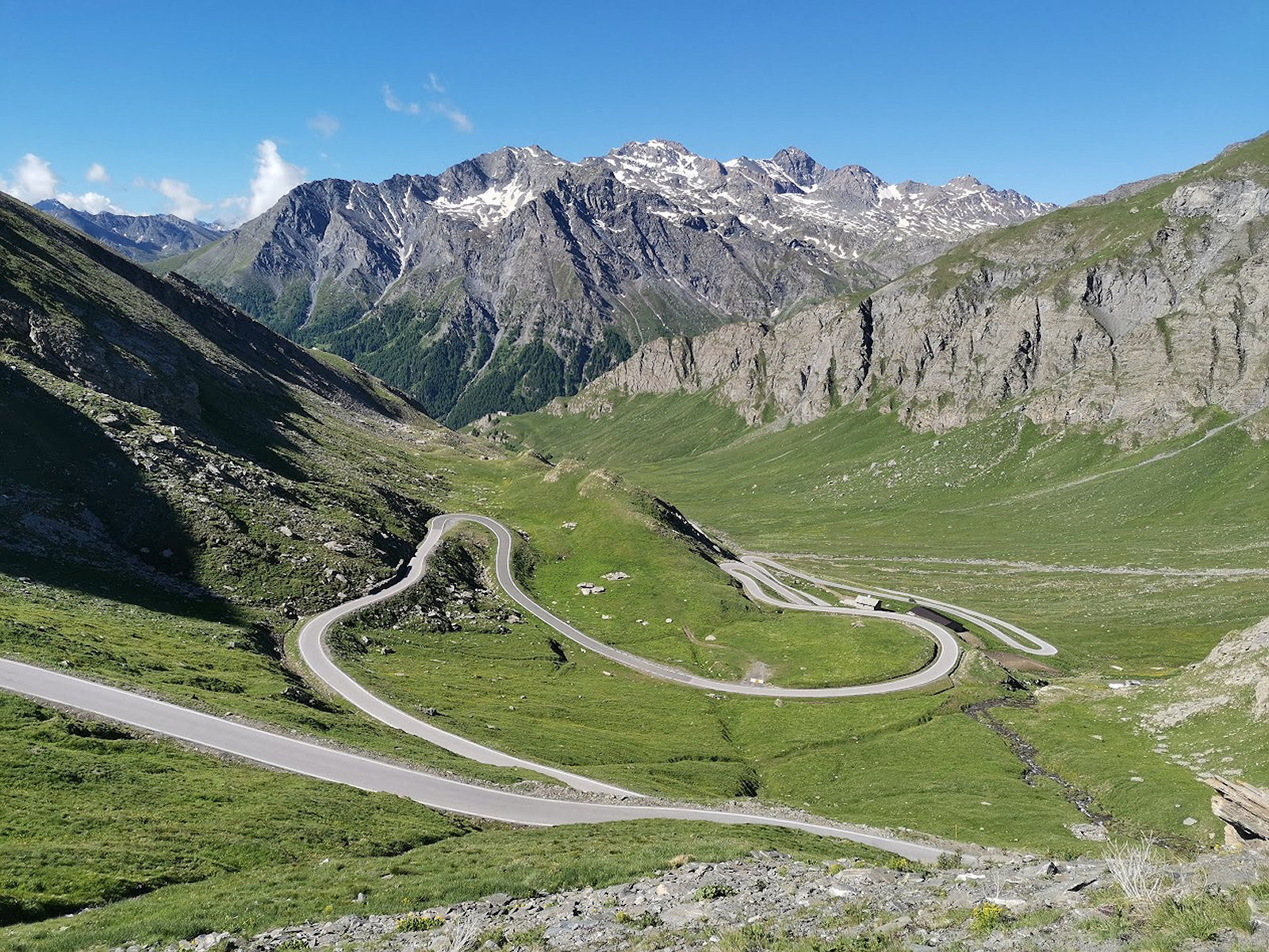 Les lacets vers la partie moins raide du milieu de la montée