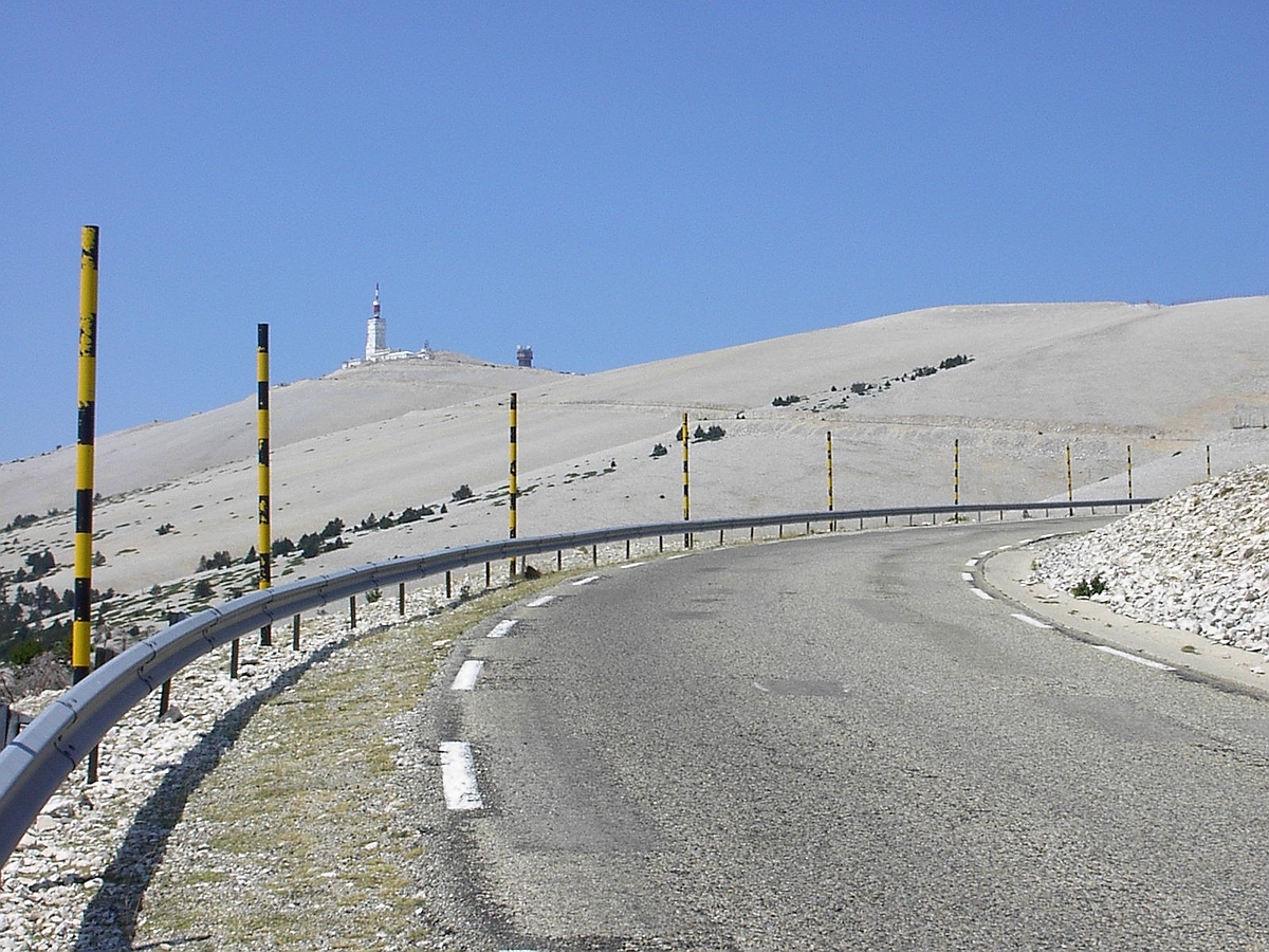 Le Mont Ventoux en Eté. On croit toucher au but mais la fin est encore longue !