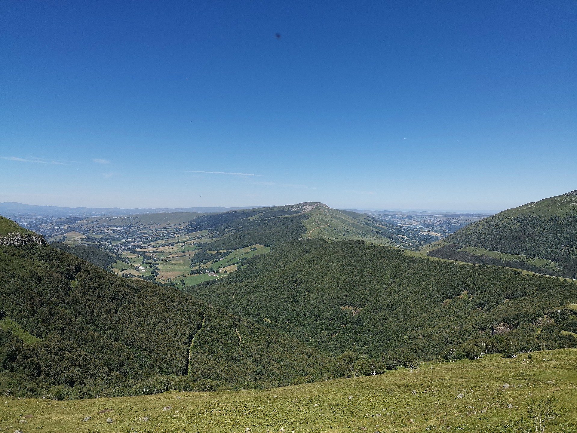 Dans les dernière rampes, vue sur le Col de Serre et les deux itinéraires du N, depuis Dienne (à droite) ou depuis Cheylade (à gauche)