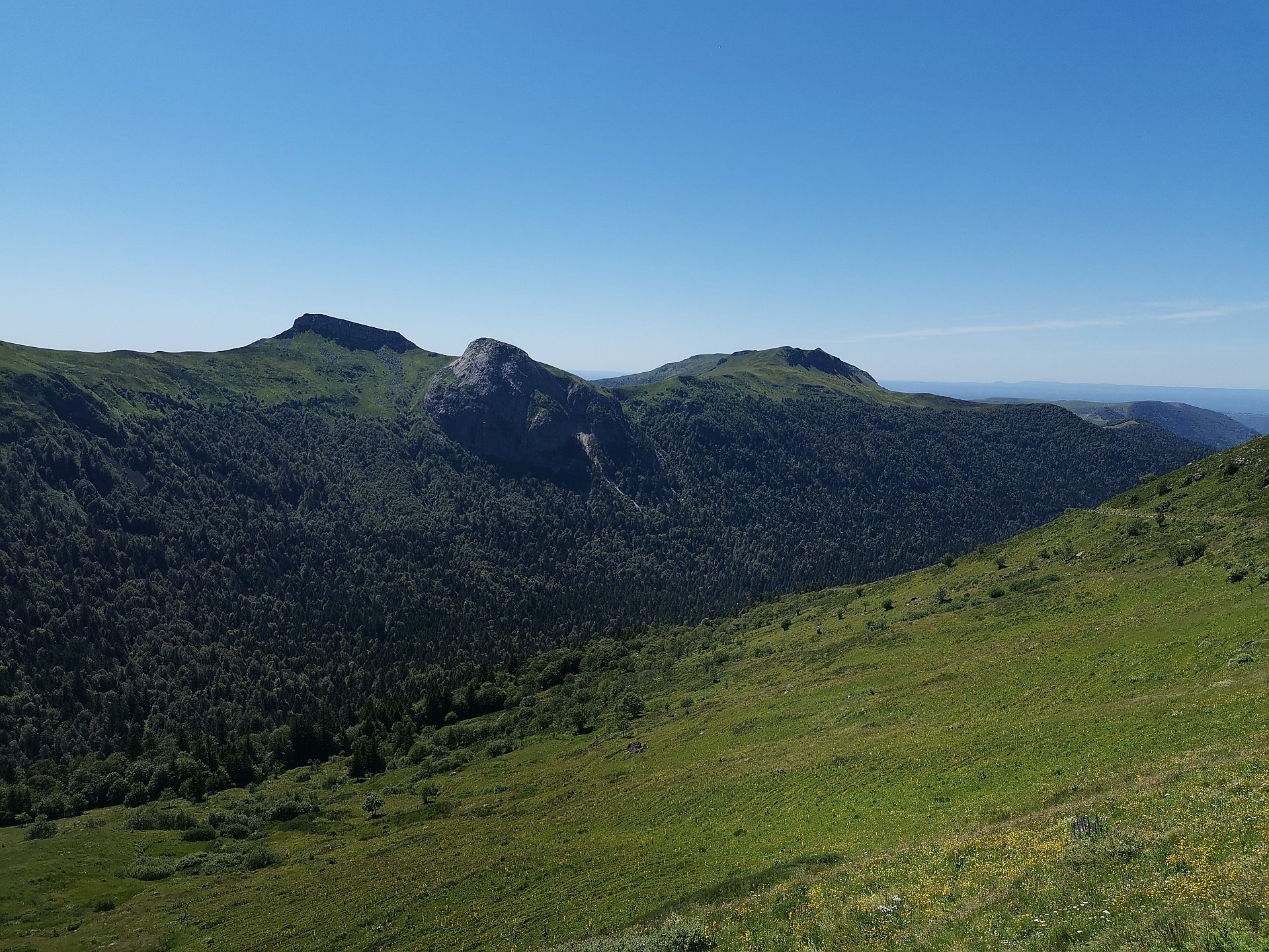 Le col de Néronne, tout à droite