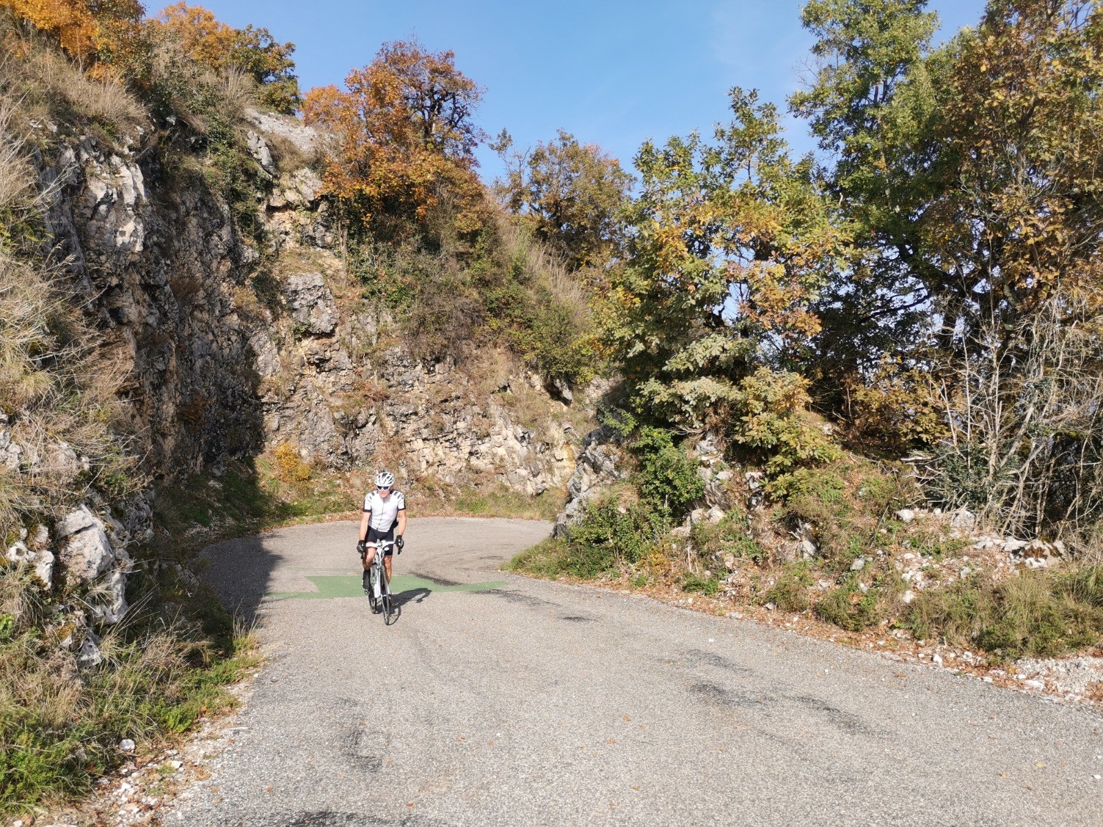 Dans les épingles le long de l'eperon