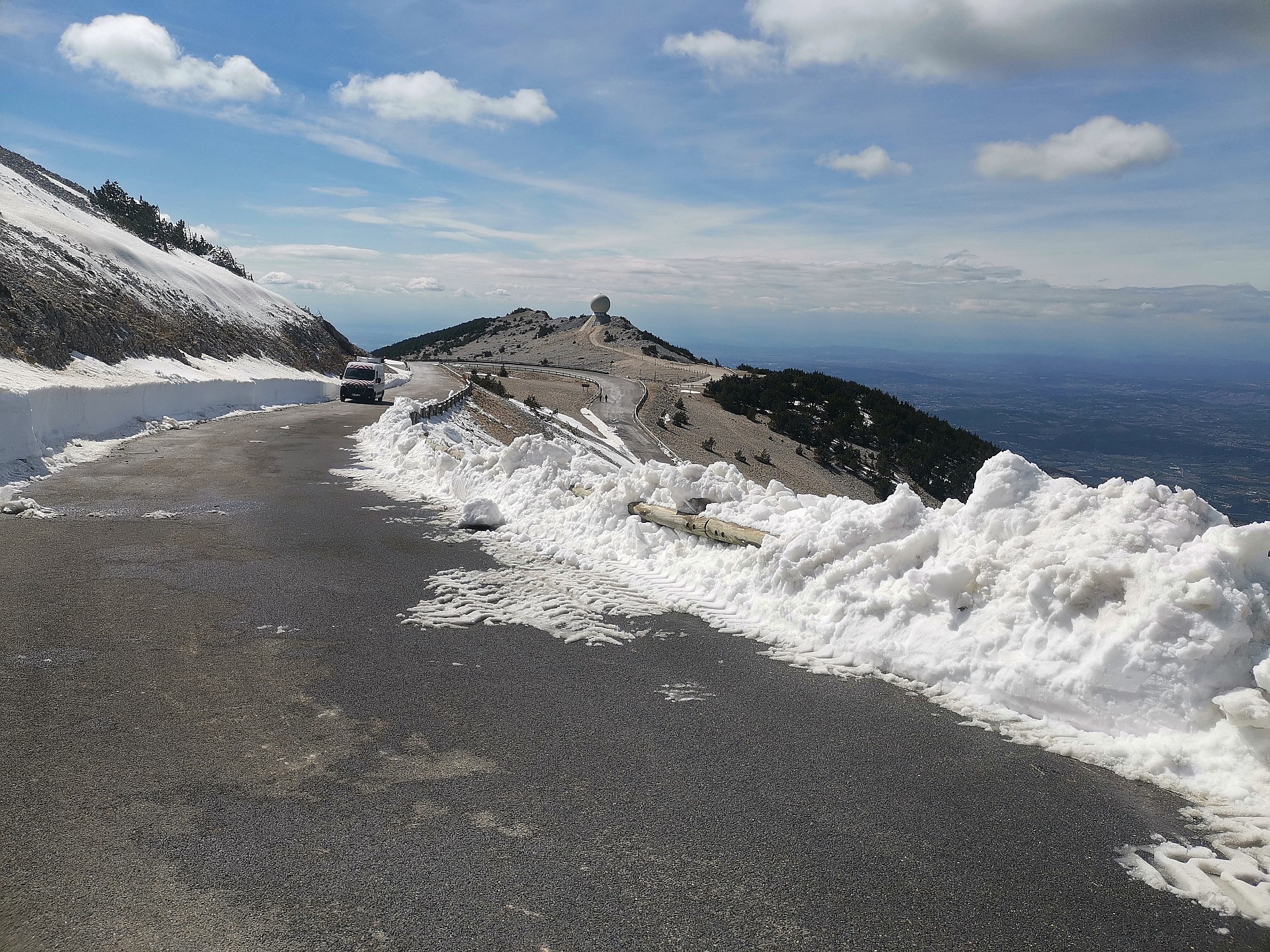 Déneigement en cours, 25 avril 2024