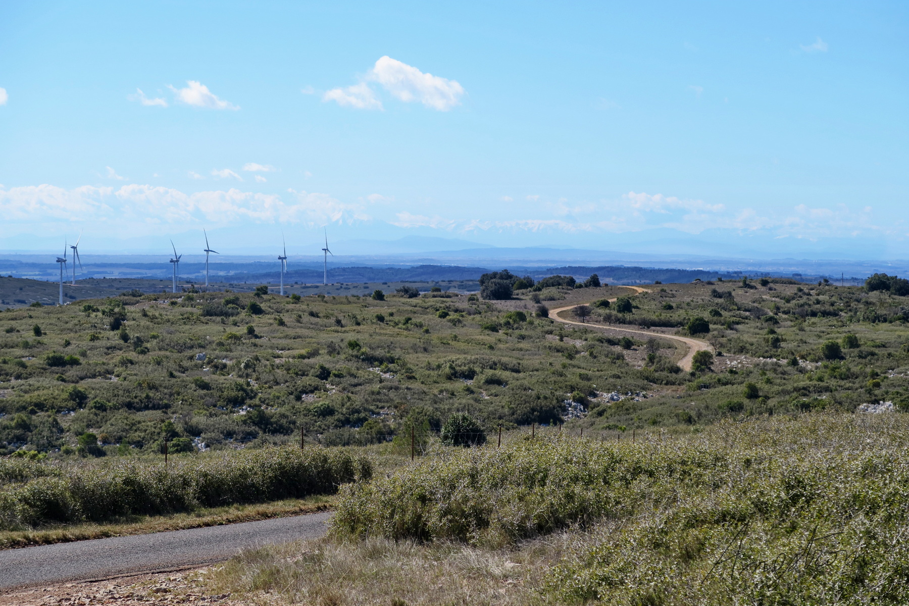 Vue dégagée vers le Canigou et les Pyrénées