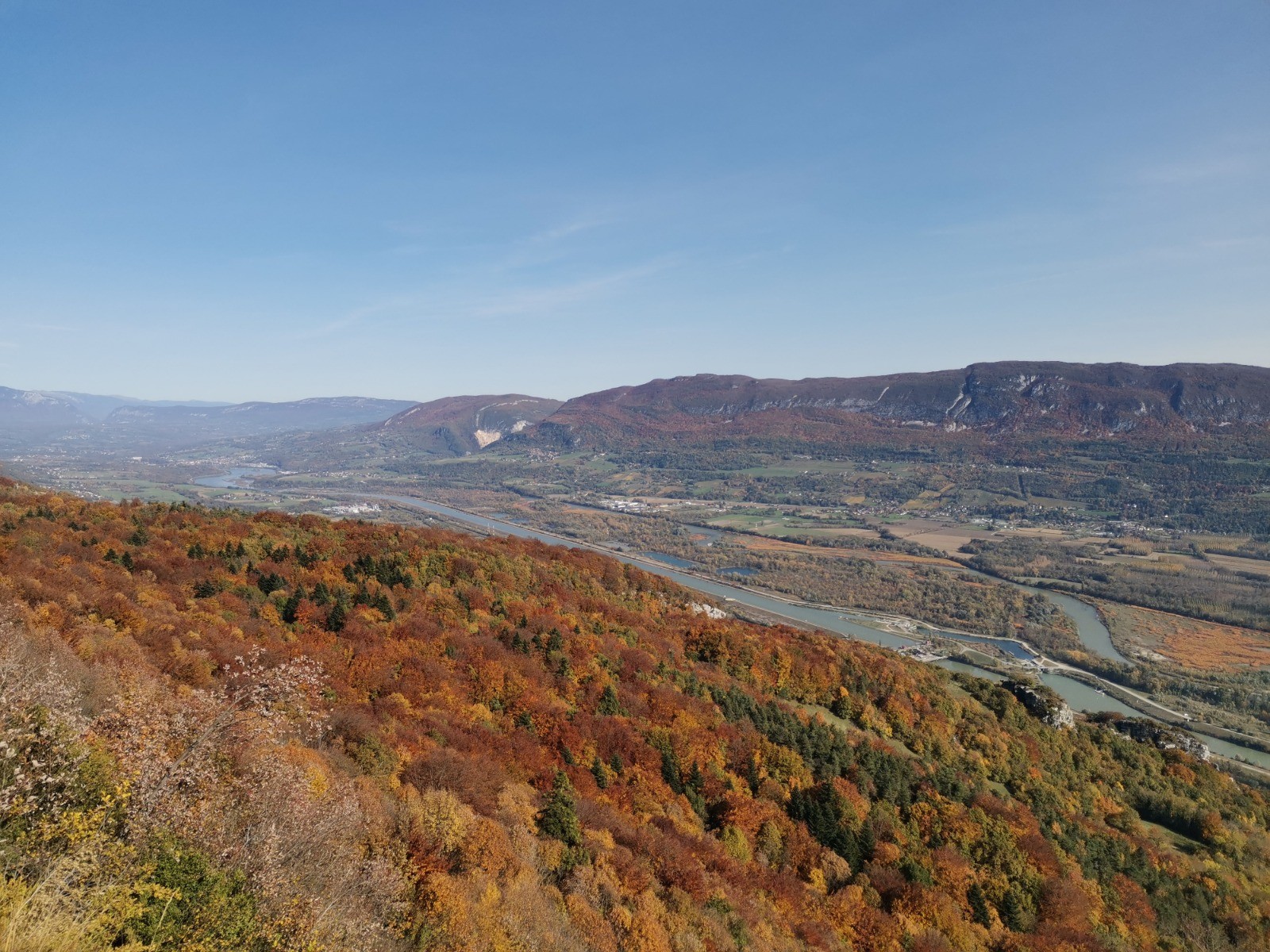 Vue sur la plaine et jolies couleurs d'automne