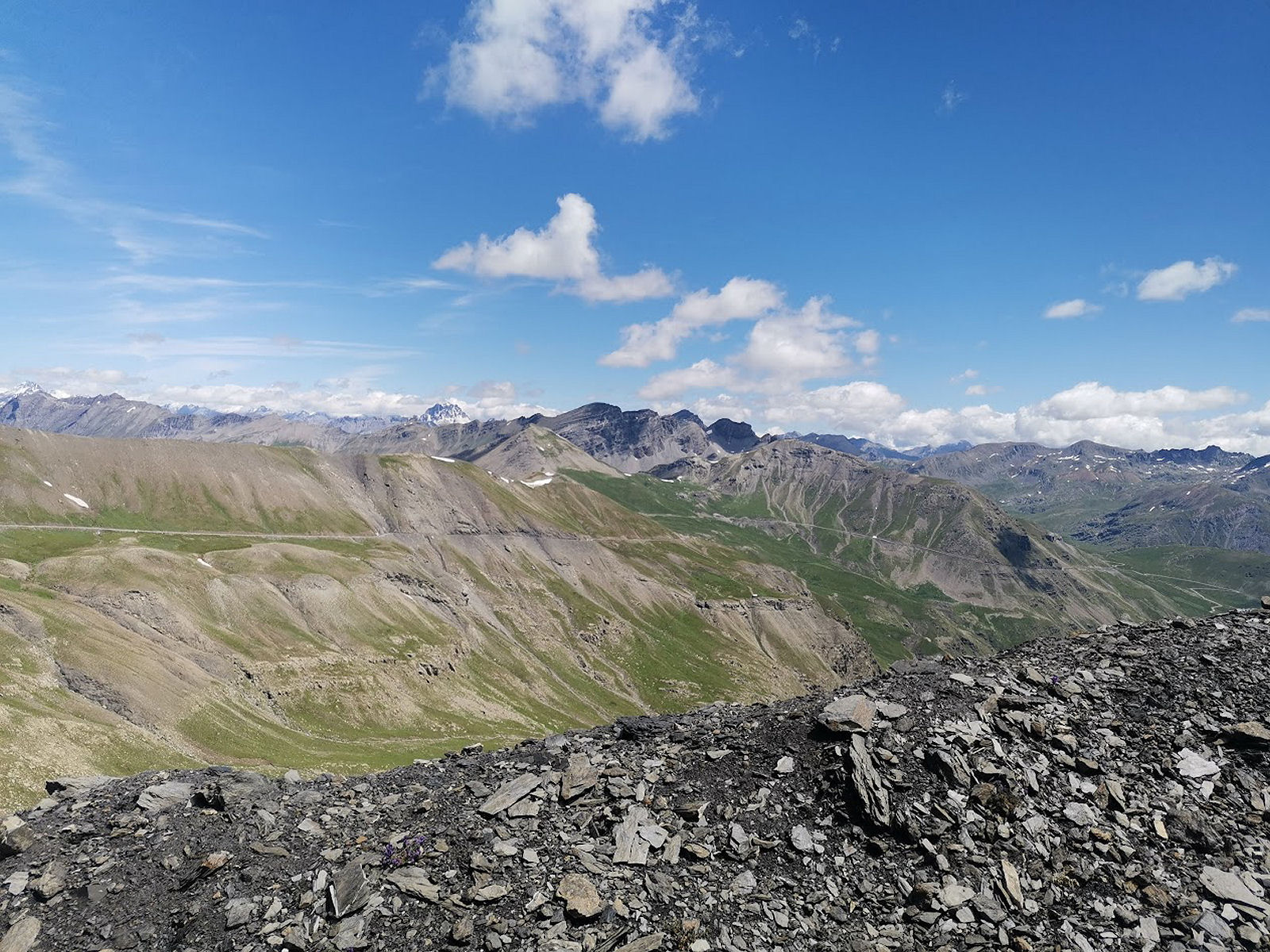 Presqu'au sommet, vue sur la longue traversée ascendante qui fait le tour du cirque