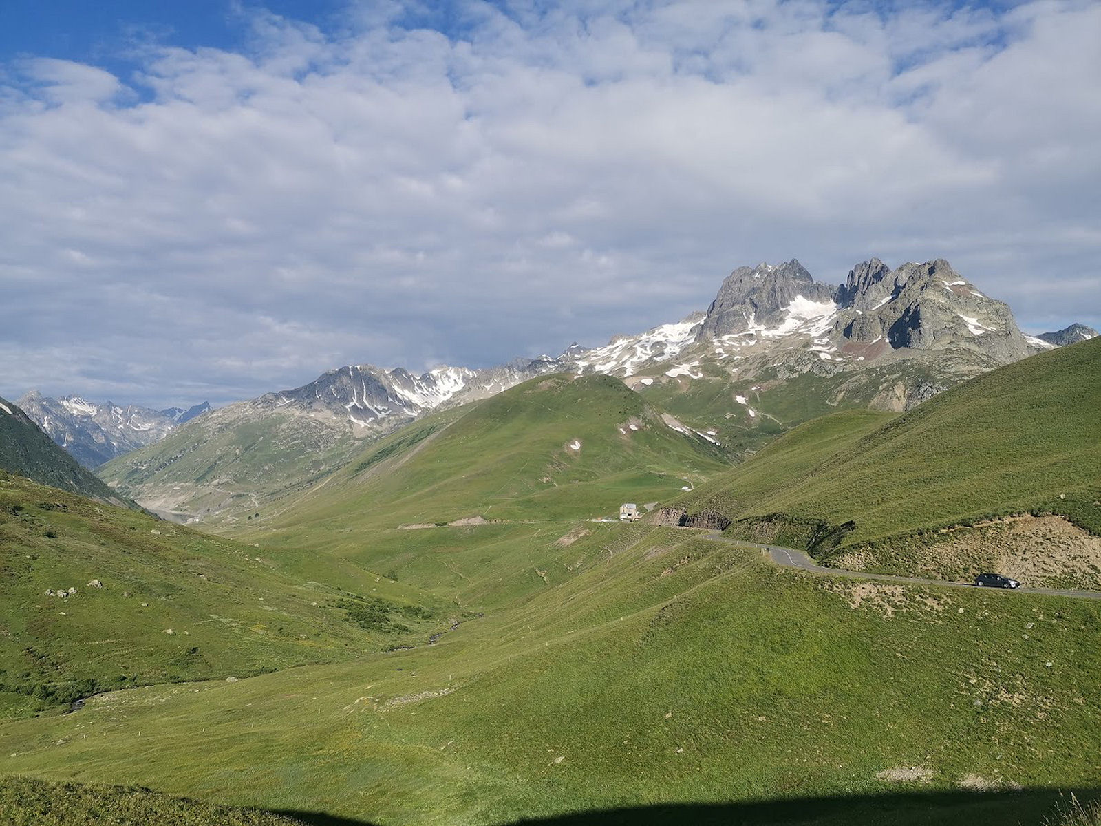 Du Col de la Croix de Fer, vue sur les derniers kilomètres de montée et le Col du Glandon au fond