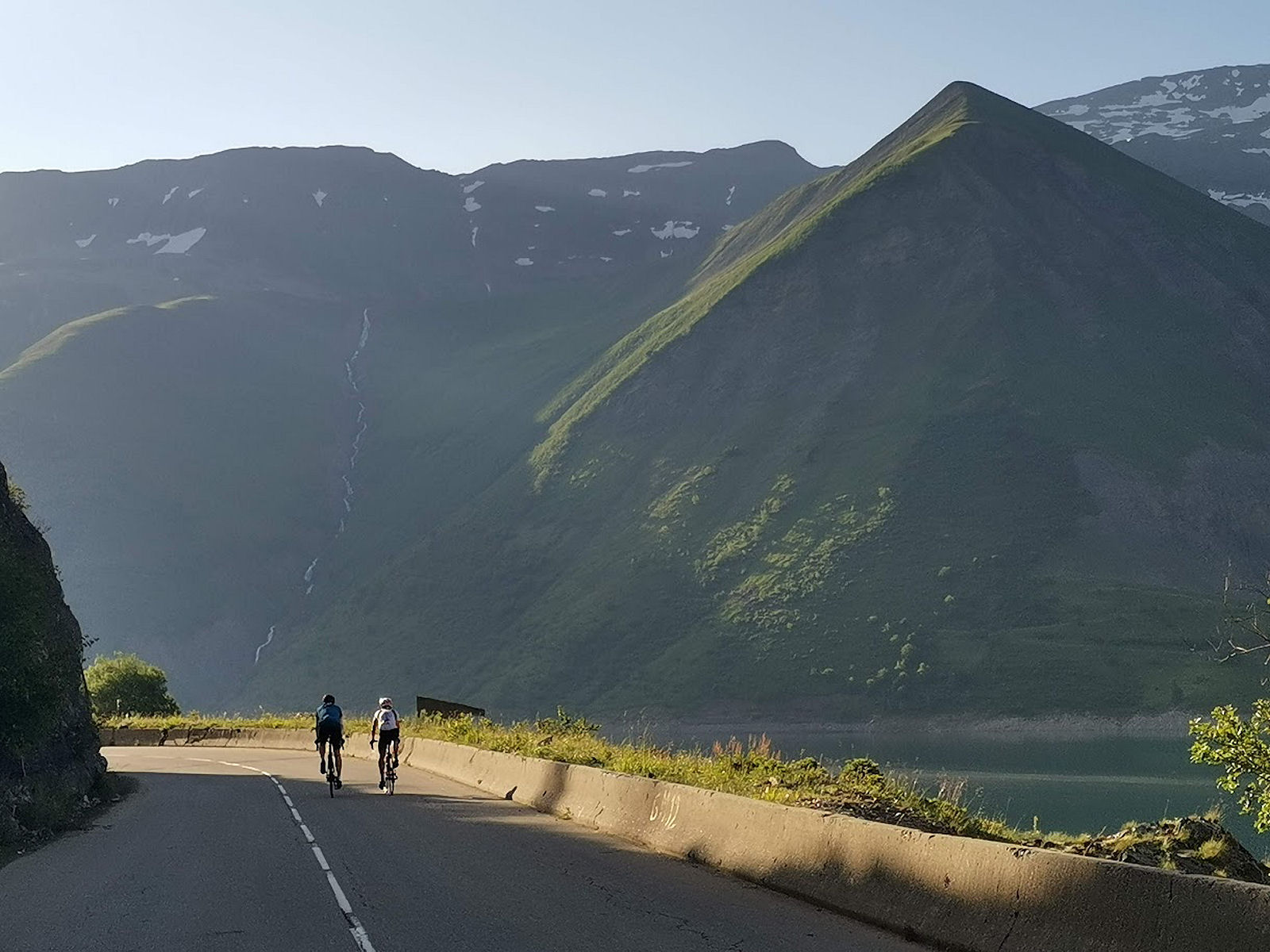 Le long du barrage de Grand Maison, au petit matin