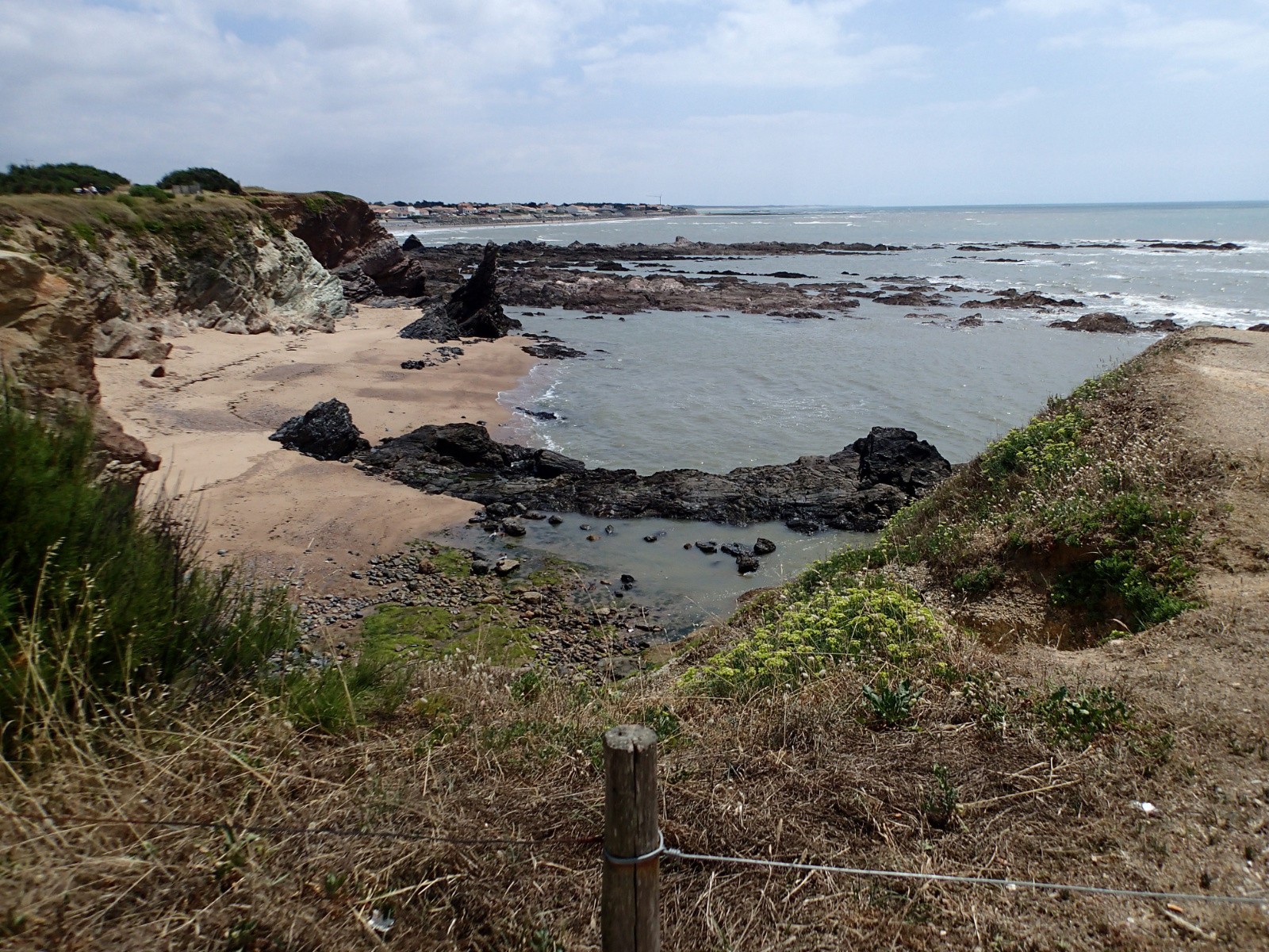 #5 Par endroits la côte est rocheuse et découpée. Par endroits la côte est rocheuse et découpée.