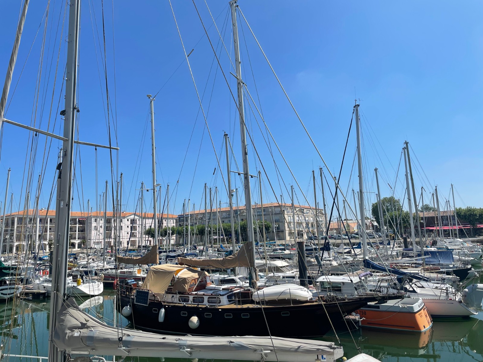 #2 Halte restau devant la marina de Rochefort.Moules-frites au menu komdab ! Halte restau devant la marina de Rochefort.Moules-frites au menu komdab !