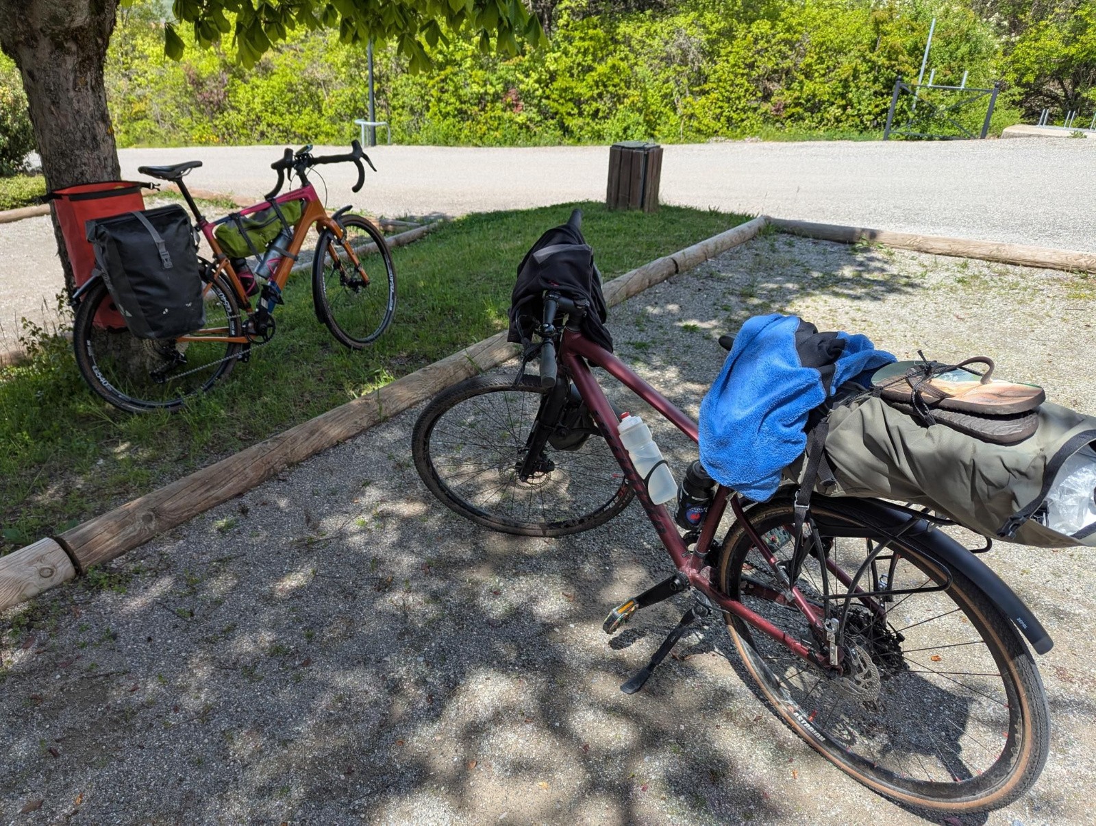 #1 Vélo assez chargé mais vu le temps on prévu pour la pluie (pour rien) Vélo assez chargé mais vu le temps on prévu pour la pluie (pour rien)