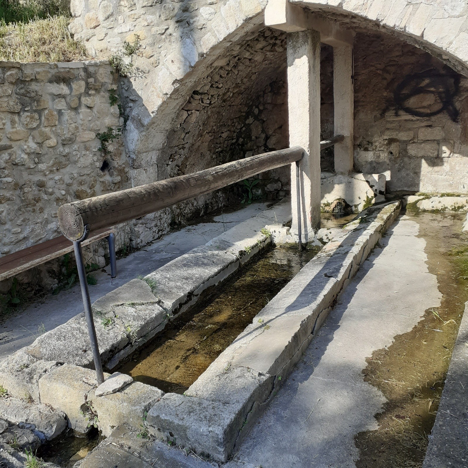 J1, fontaine de Pierrevert 