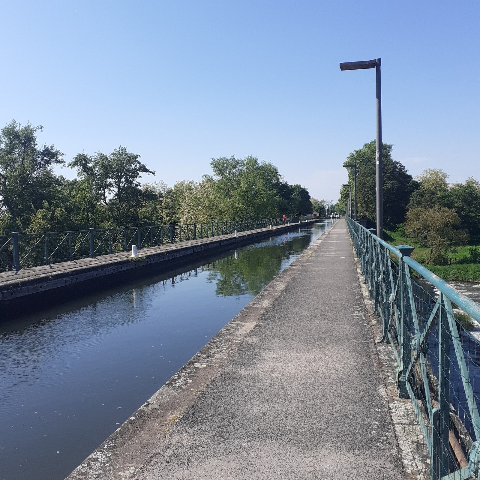 #3 Première écluse sur le canal du Nivernais Première écluse sur le canal du Nivernais