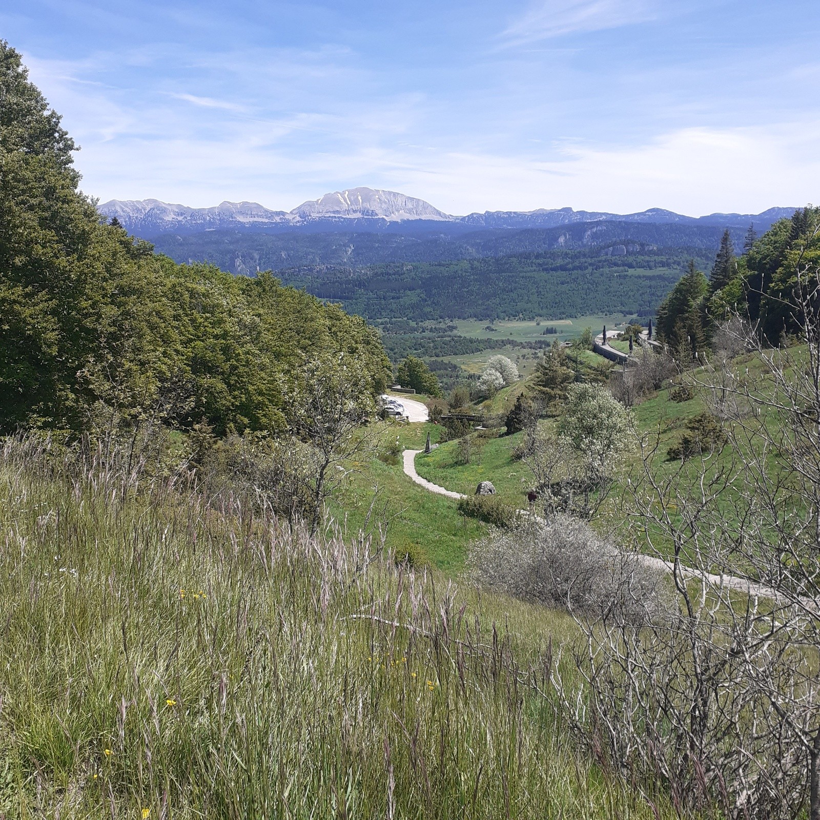 #11 J2,après le col de la Chau, descente sur Vassieux, sous le regard du Grand Veymont J2,après le col de la Chau, descente sur Vassieux, sous le regard du Grand Veymont