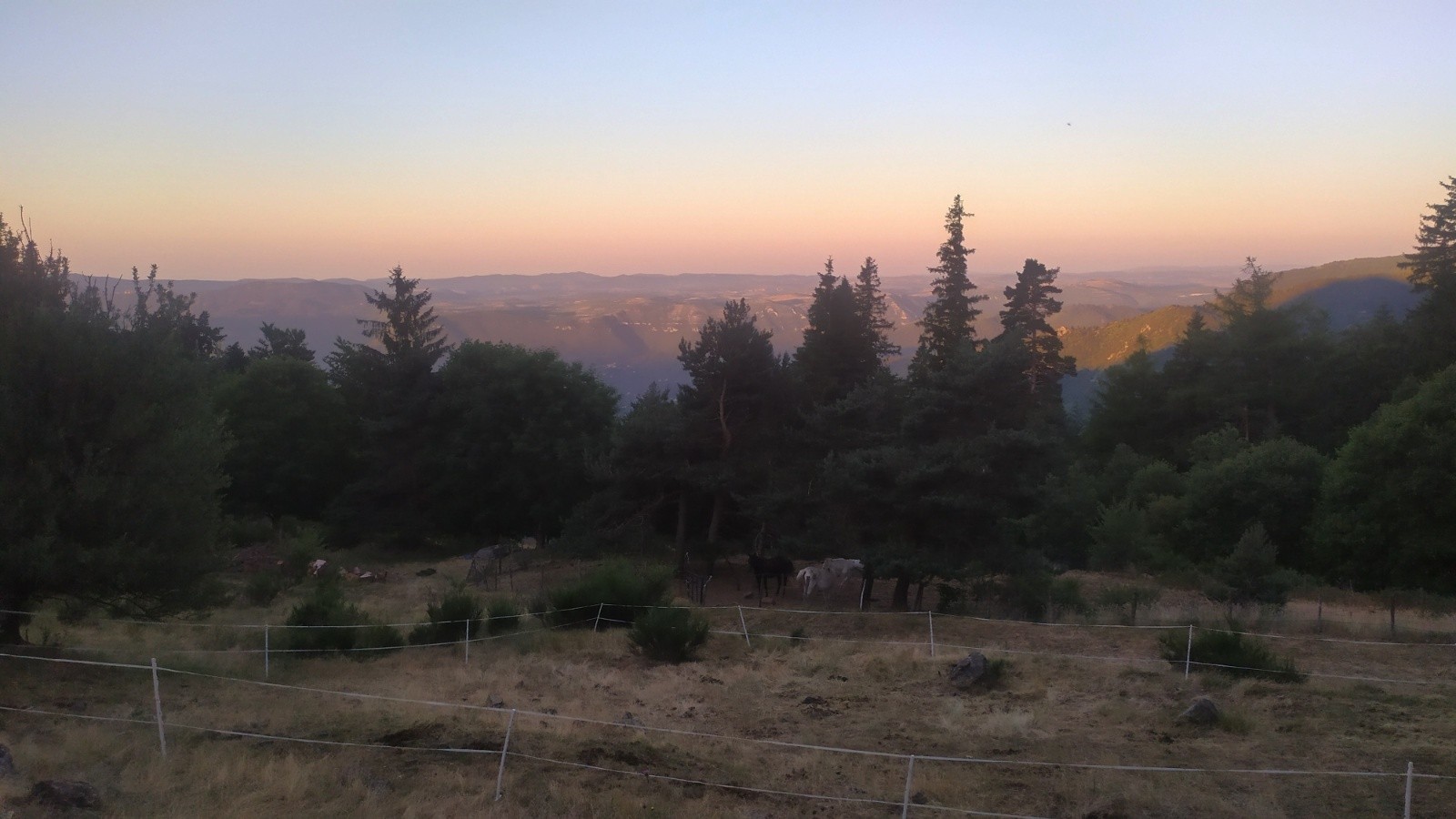#1 Lever du soleil au gîte de Cap de Côte sous la Lusette, avec vue sur le causse de Blandas Lever du soleil au gîte de Cap de Côte sous la Lusette, avec vue sur le causse de Blandas