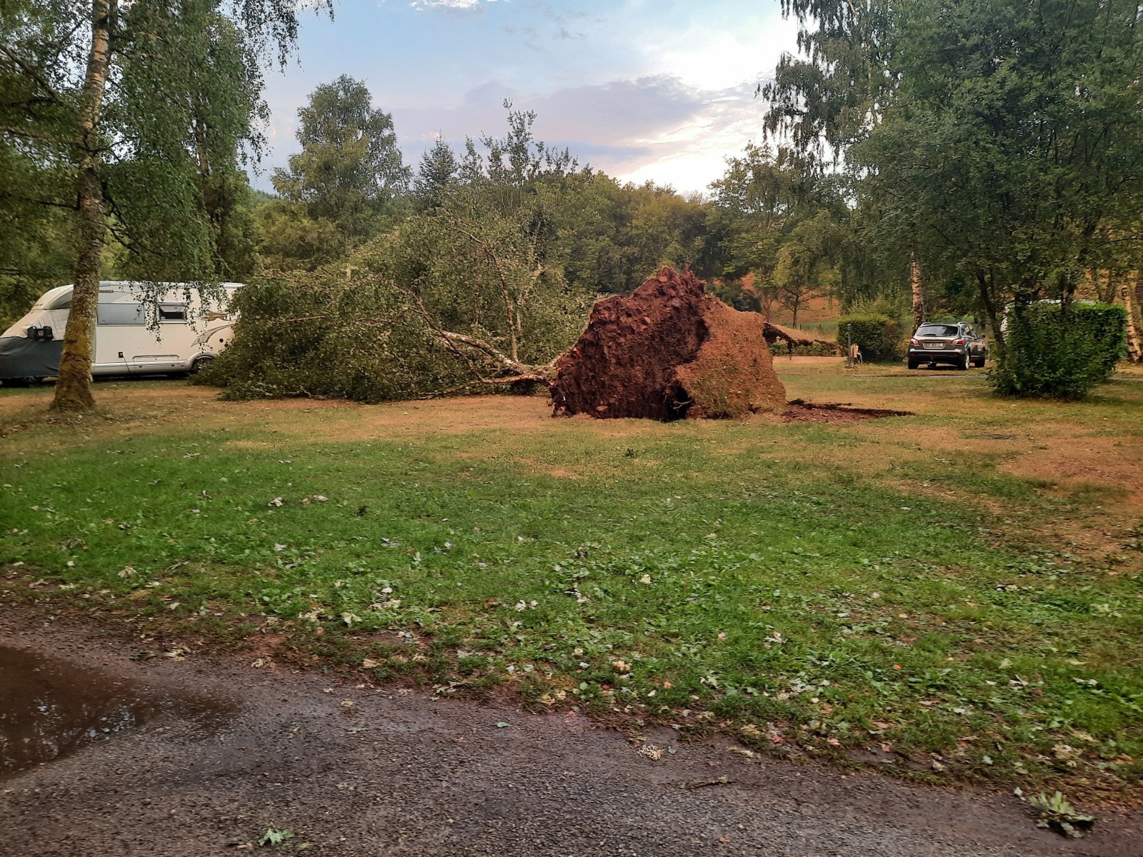 J3, dégât de la petite tornade de l'après-midi au camping d'Aubusson  