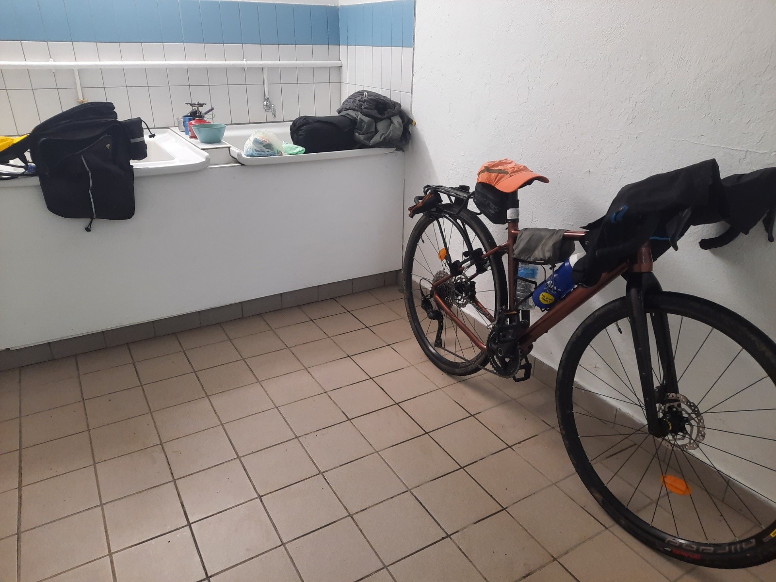 J3, mon emplacement pour la nuit au camping d'Aubusson, à l'abri et au sec et gratuit ! 