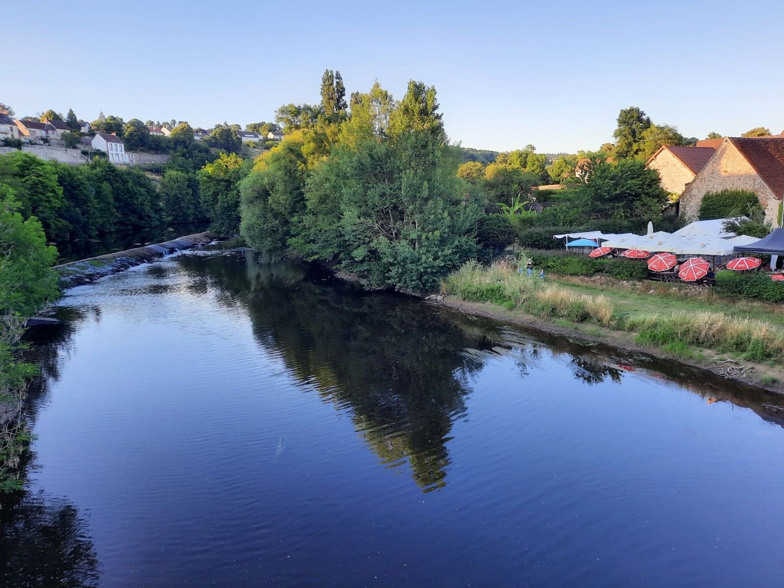  J1,la terrasse du soir à l'Auberge des Pêcheurs