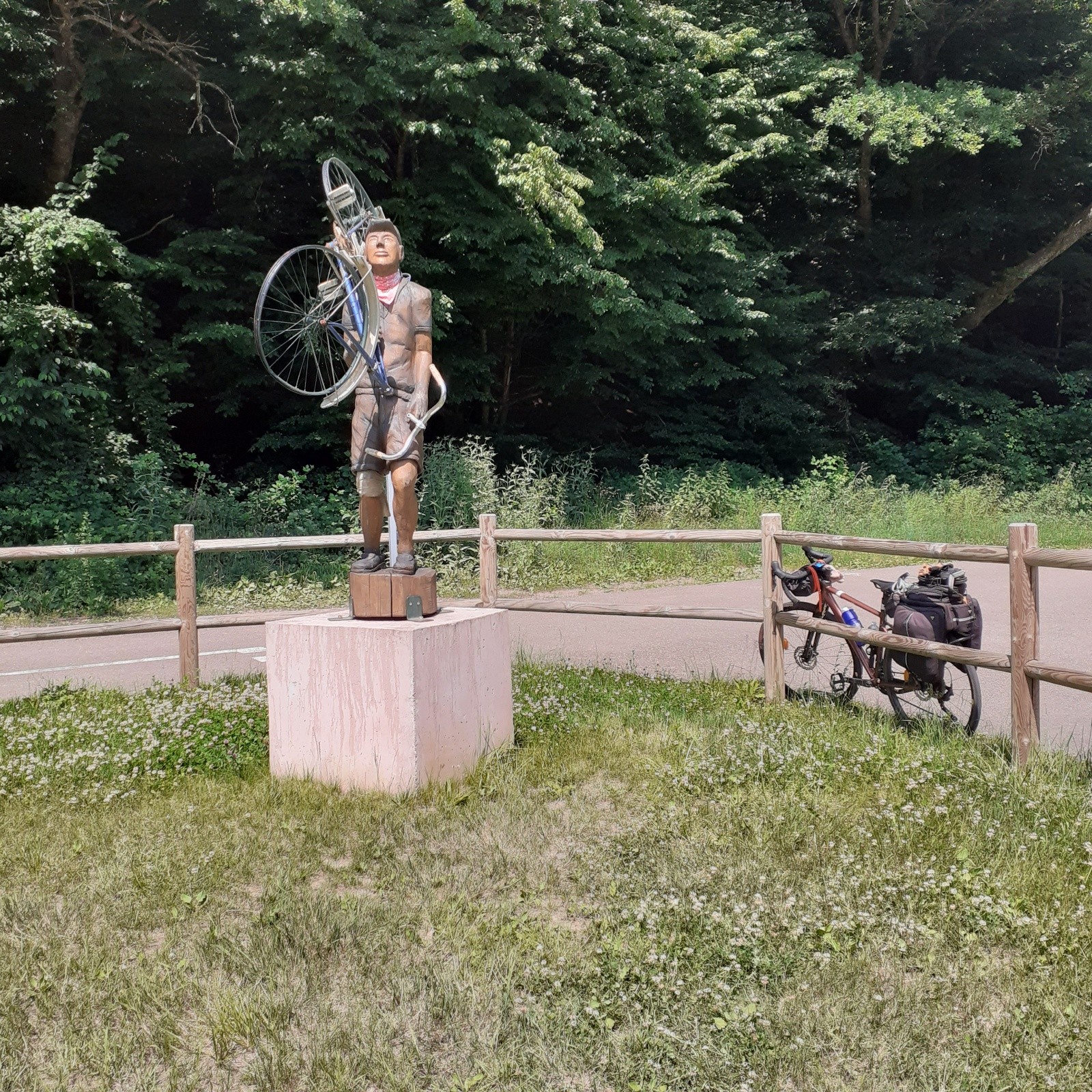 #3 J1, statue commémorative du vélo sans frontière à Niedersteinbach J1, statue commémorative du vélo sans frontière à Niedersteinbach