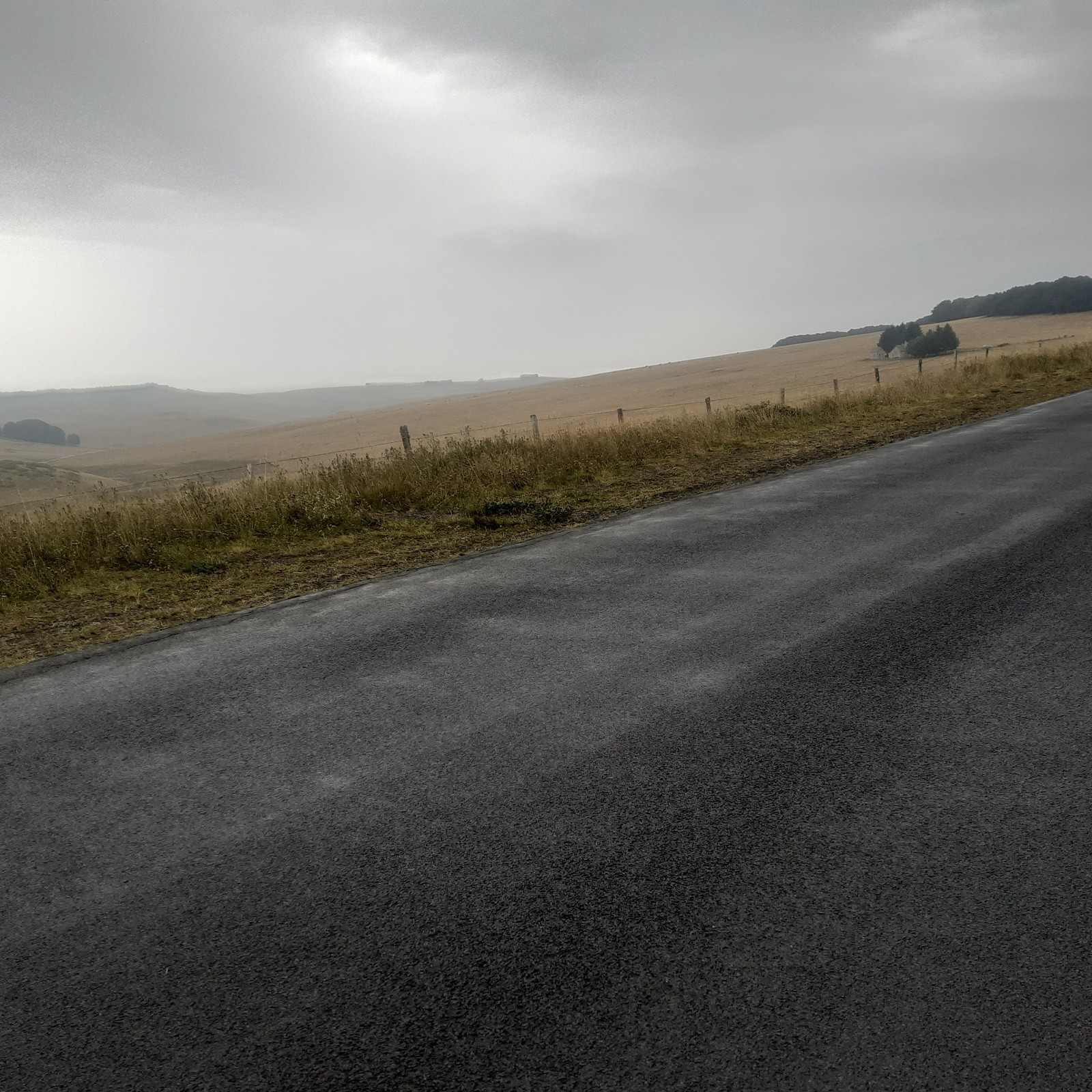 #29 J5 , paysage de l J5 , paysage de l'Aubrac sous la pluie