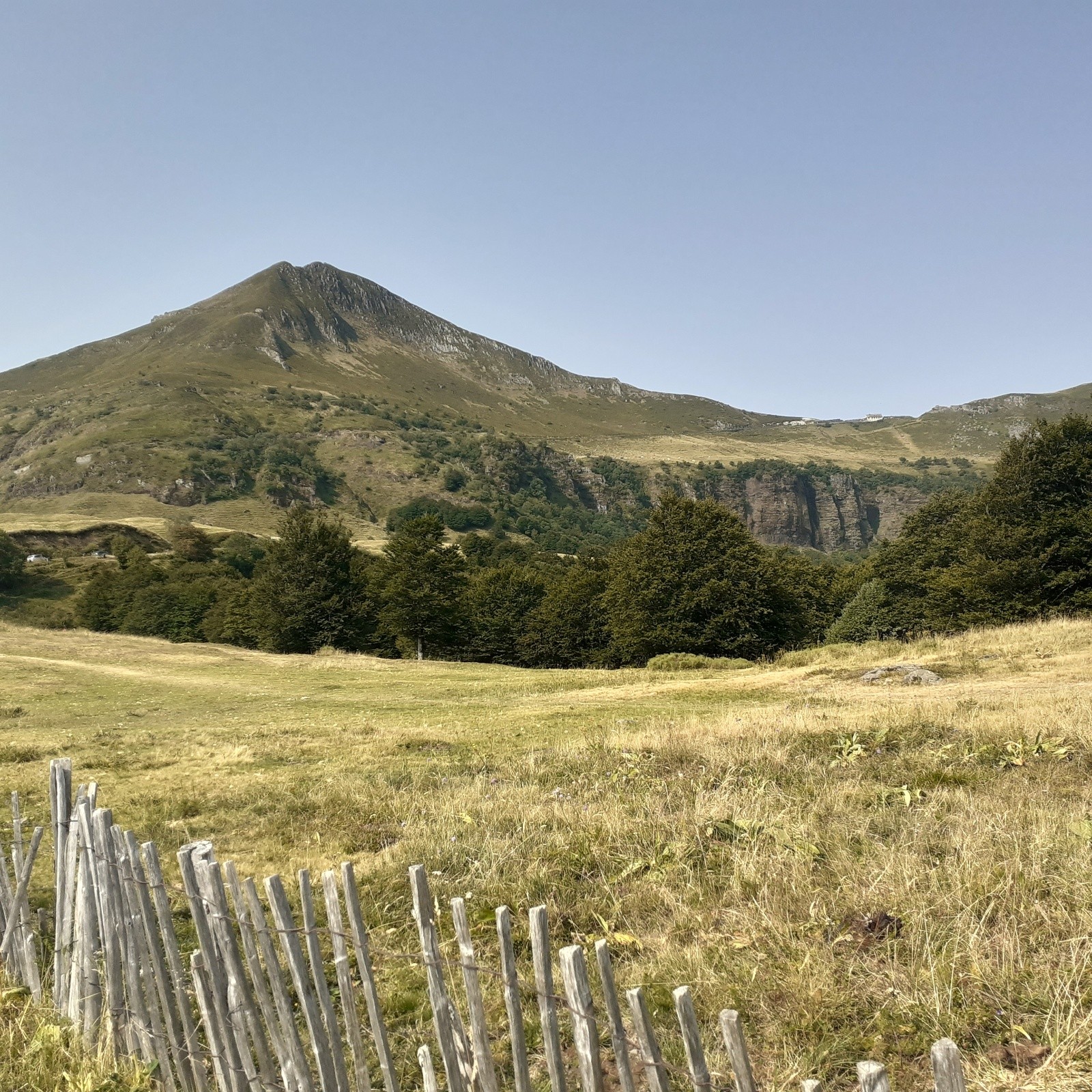#14 J3, le Puy et le col de Peyrol à droite J3, le Puy et le col de Peyrol à droite