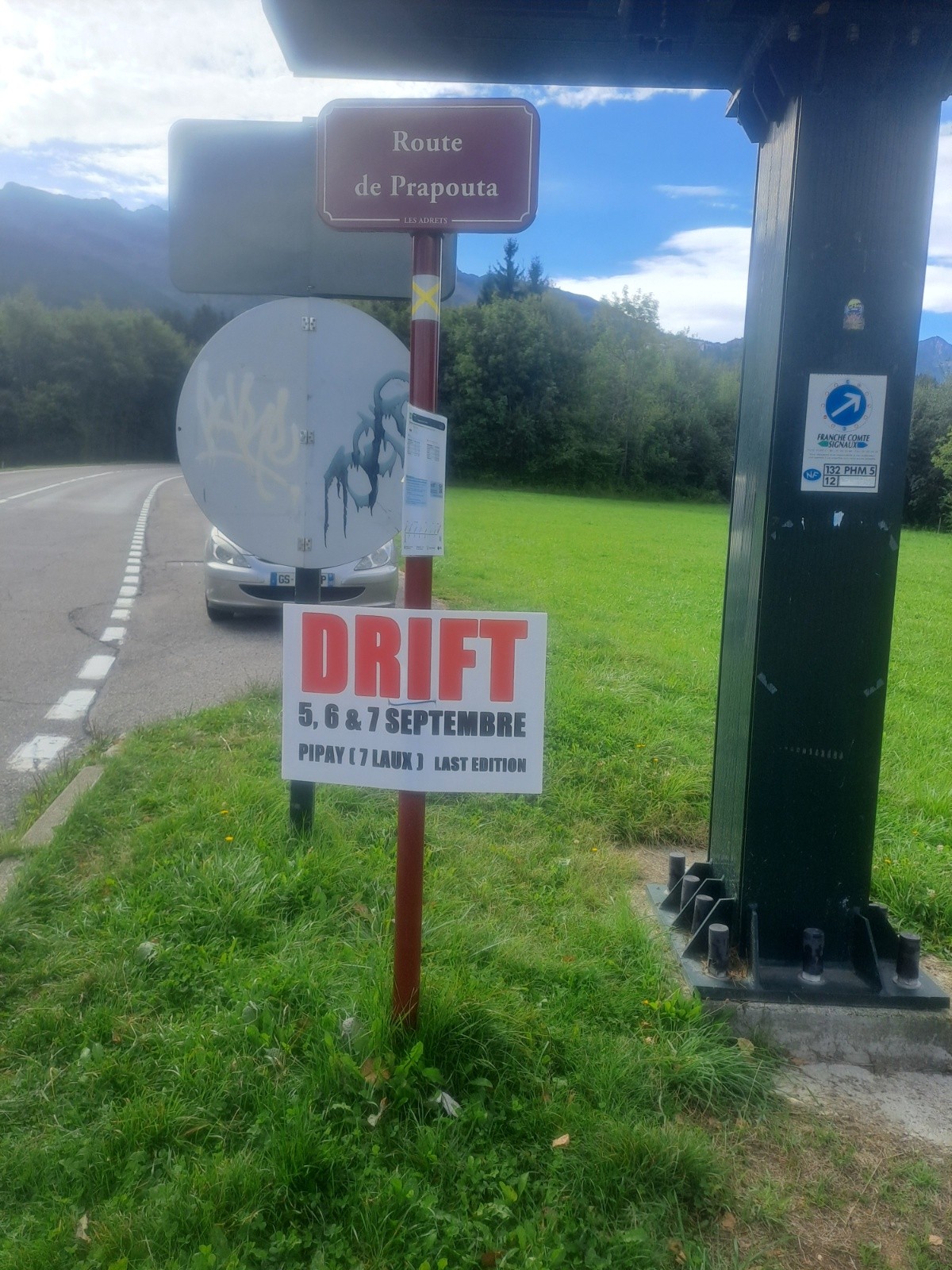 #1 L L'affiche du festival mais pas d'indication de route fermée