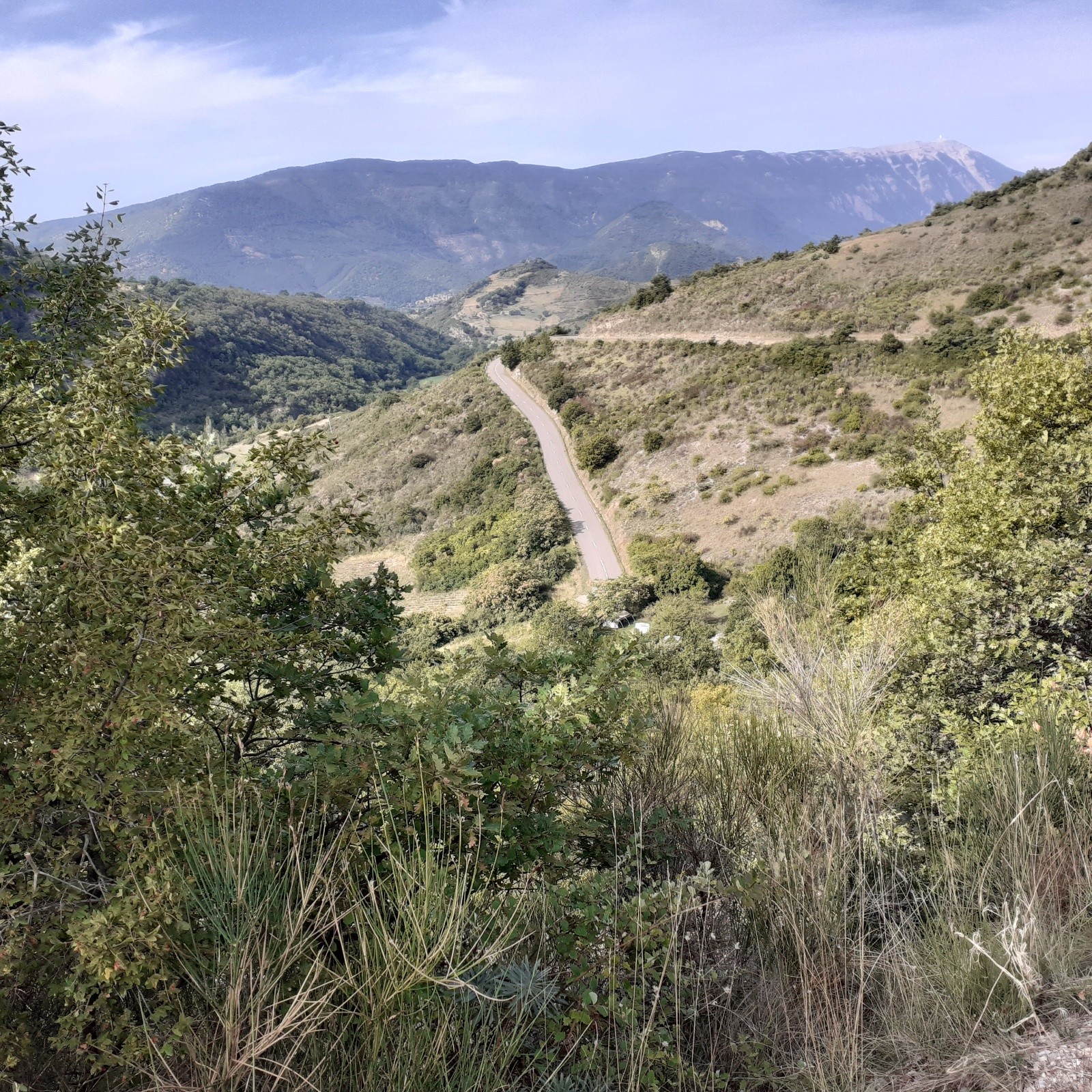 #20 J3, la montée avant le col sur fond du Ventoux J3, la montée avant le col sur fond du Ventoux