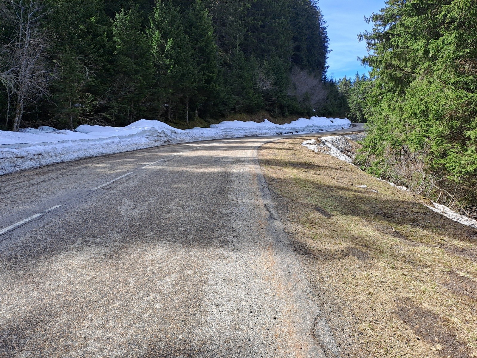 Quelques névés à l'ombre ,à 1450 m