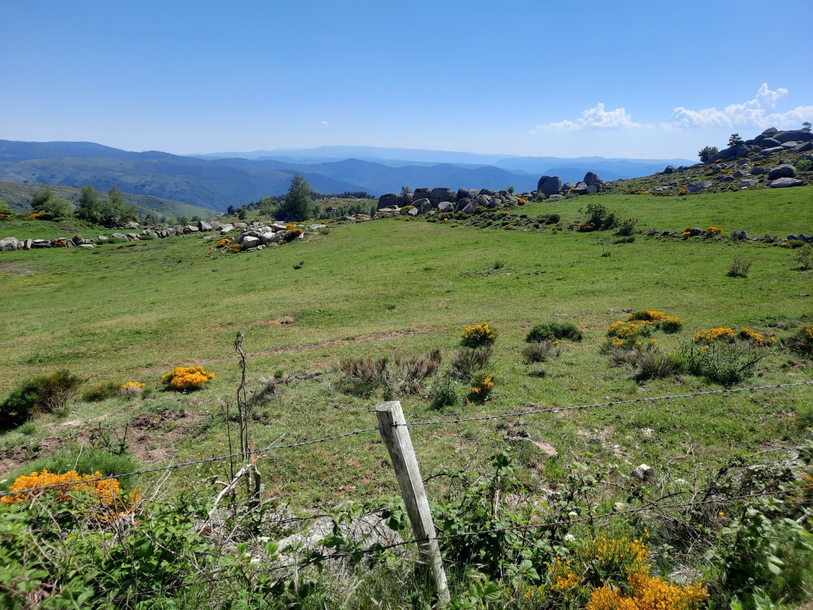 #14 A la remontée vers La Brousse, le chaos des dolmens A la remontée vers La Brousse, le chaos des dolmens