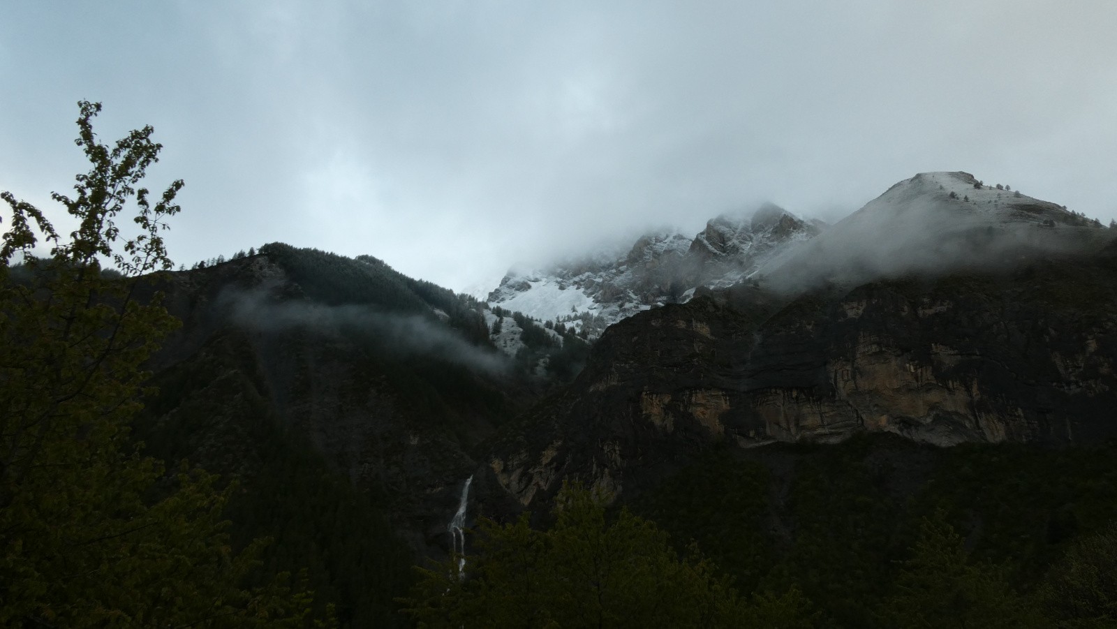 #28 neige sur les sommets au-dessus d neige sur les sommets au-dessus d'Entraunes