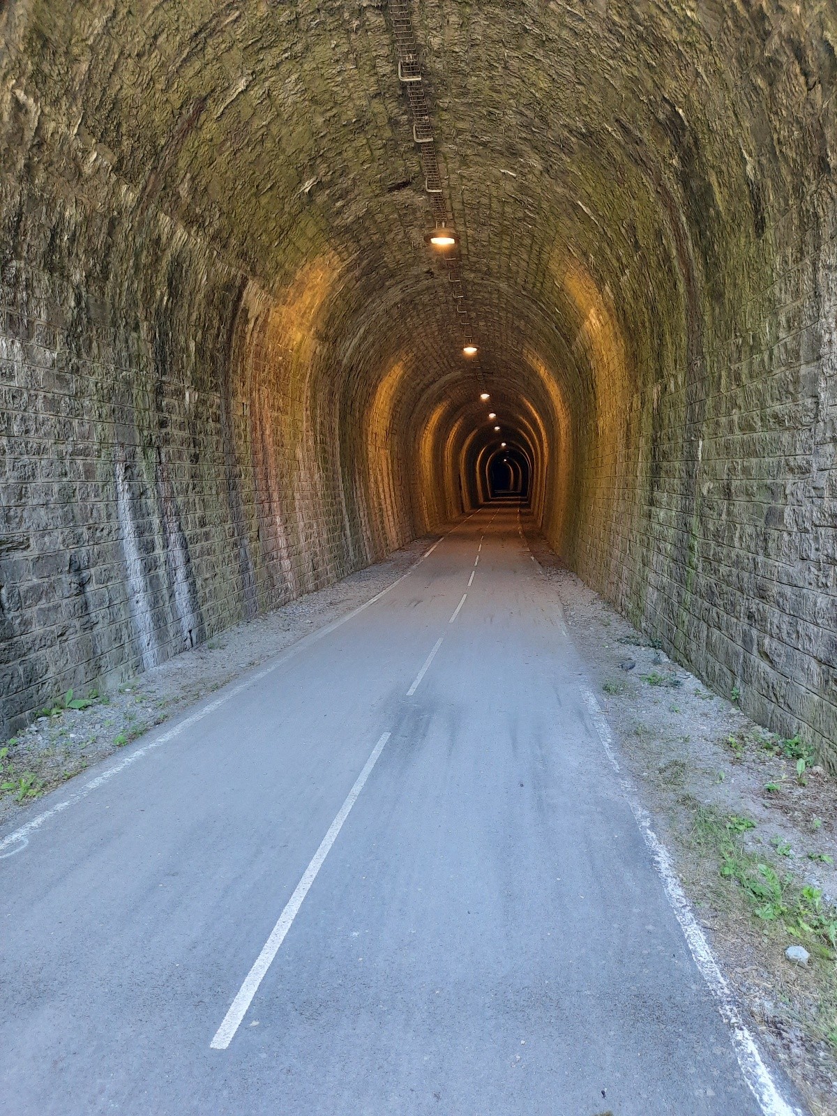 J4 un tunnel bien éclairé sur une piste au top