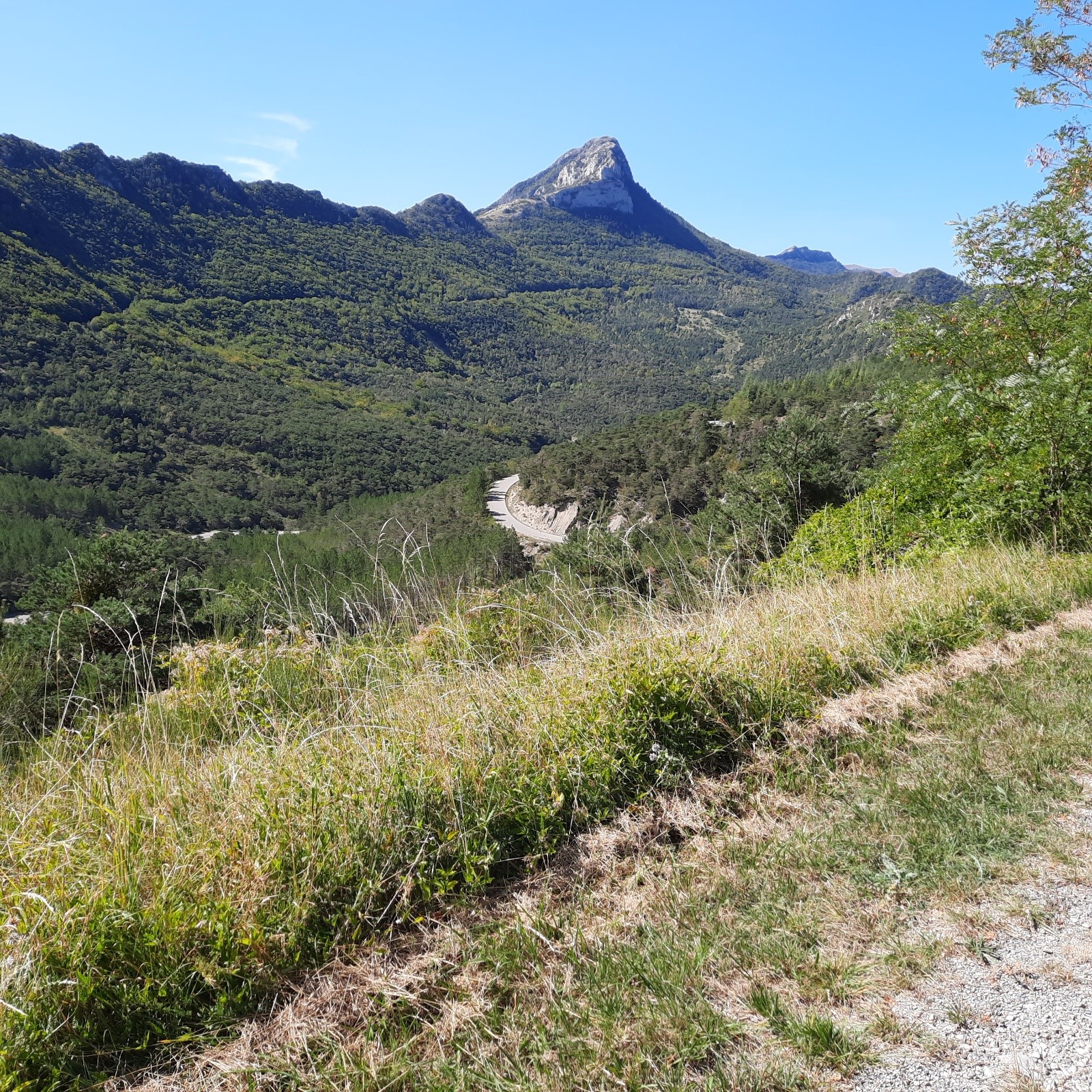 #28 J4, sous le col des Tourettes, la route de montée J4, sous le col des Tourettes, la route de montée