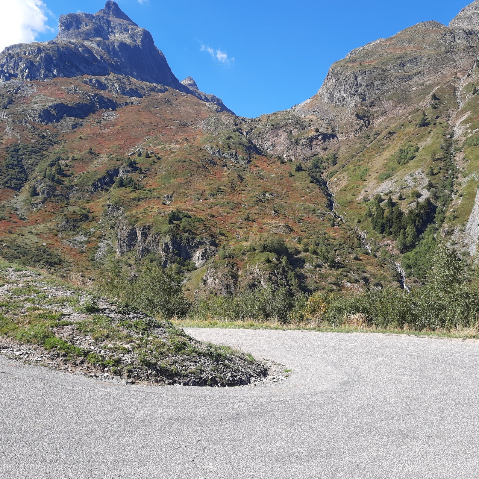 #1 Sous le col, un des derniers lacets Sous le col, un des derniers lacets