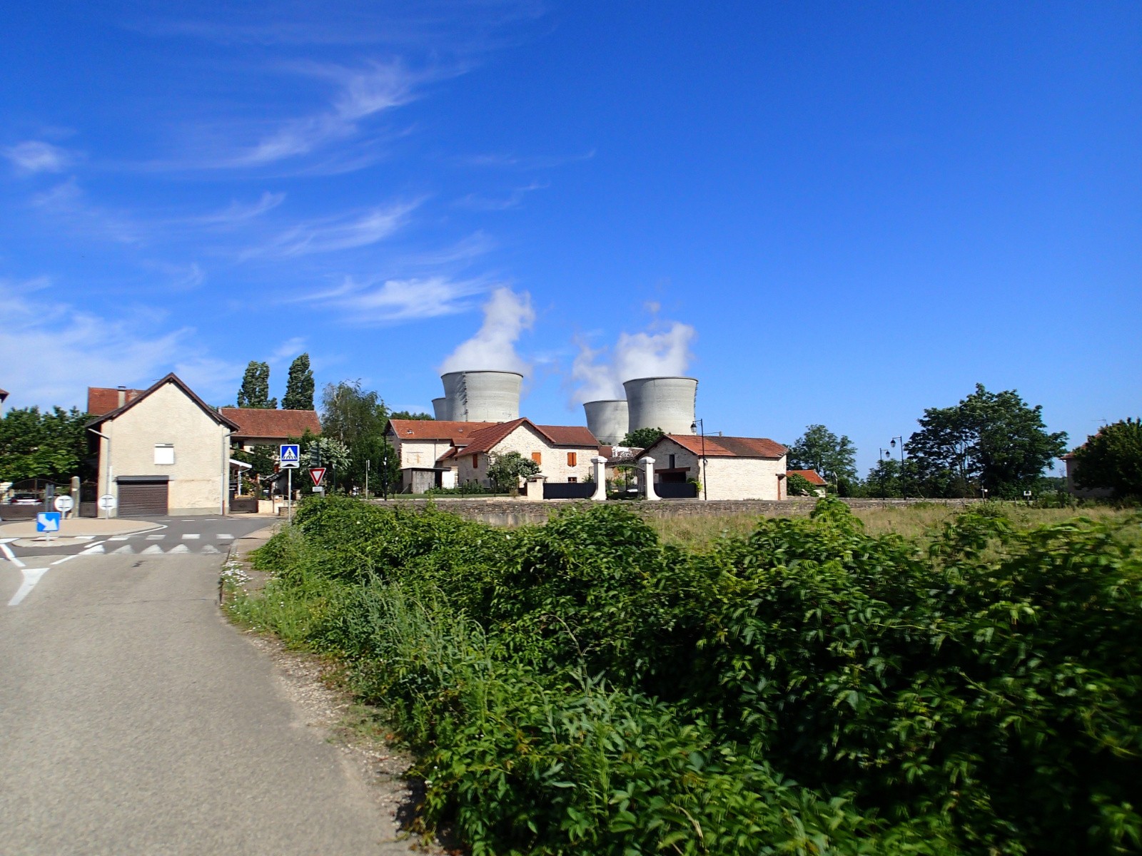 #5 Je trouve que les habitations sont bien proches de la centrale nucléaire du Bugey ! Je trouve que les habitations sont bien proches de la centrale nucléaire du Bugey !