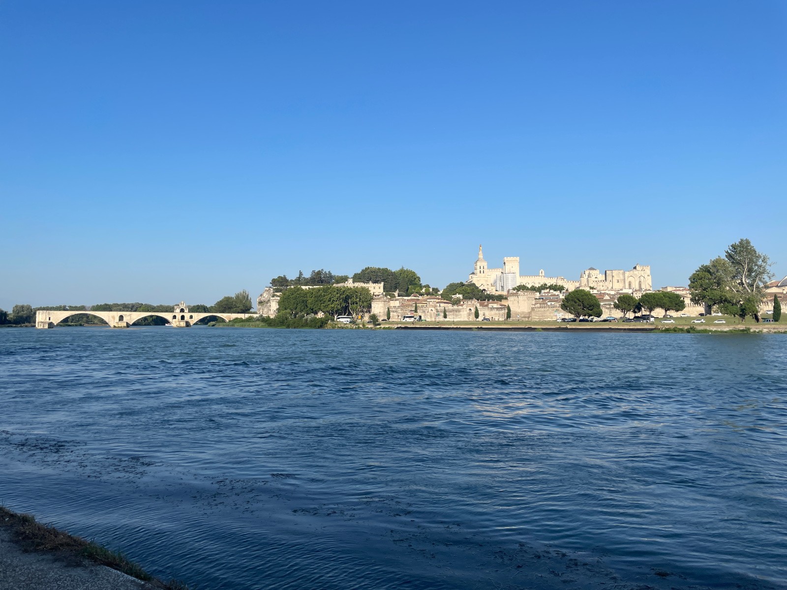 #18 Avignon, le Pont et la cité des Papes vus depuis le Rhône... Avignon, le Pont et la cité des Papes vus depuis le Rhône...
