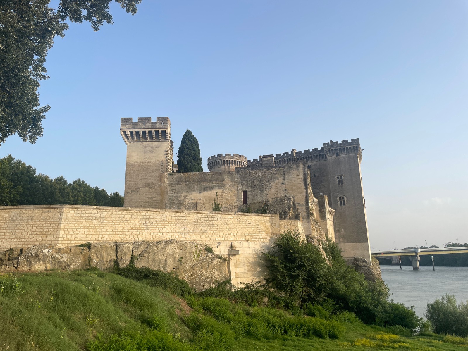 #17 Le château de Tarascon vu du camping... Le château de Tarascon vu du camping...