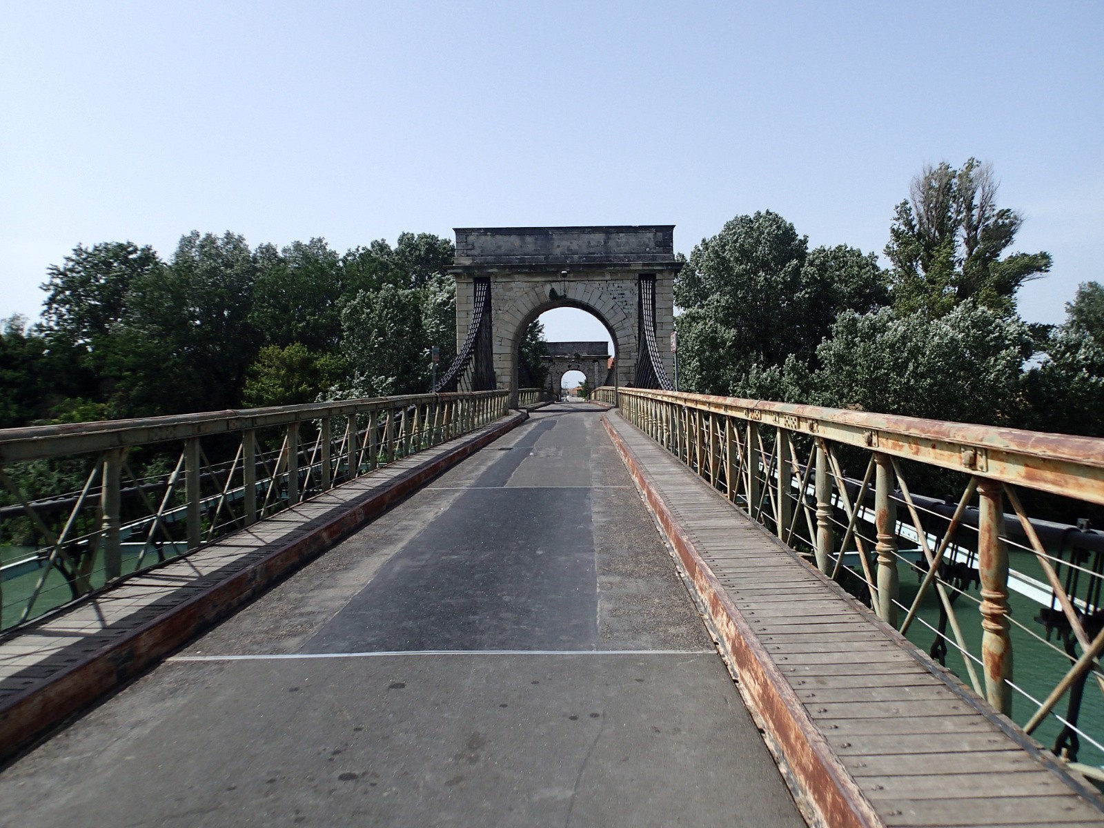 #13 Je re-traverse ce pont en direction de Tarascon. Je re-traverse ce pont en direction de Tarascon.