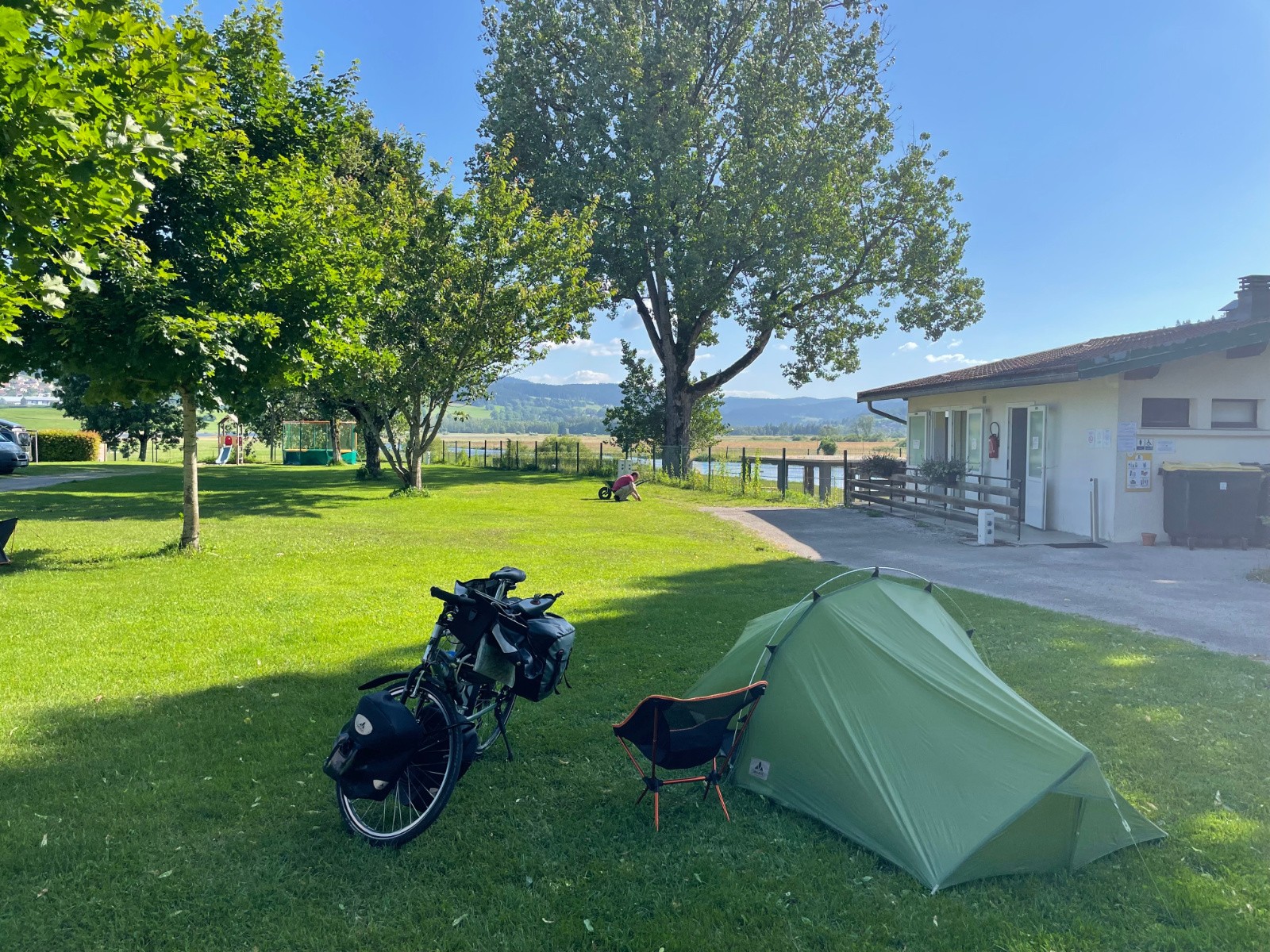 #12 Étape au camping de Morteau, visiblement entouré d Étape au camping de Morteau, visiblement entouré d'eau des récentes inondations !