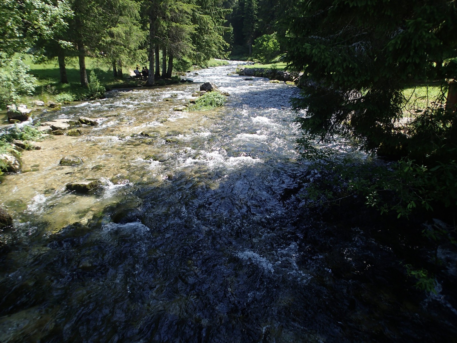 #17 à force de remonter une rivière on arrive à sa source, ici celle du Doubs qui sort en résurgence... à force de remonter une rivière on arrive à sa source, ici celle du Doubs qui sort en résurgence...