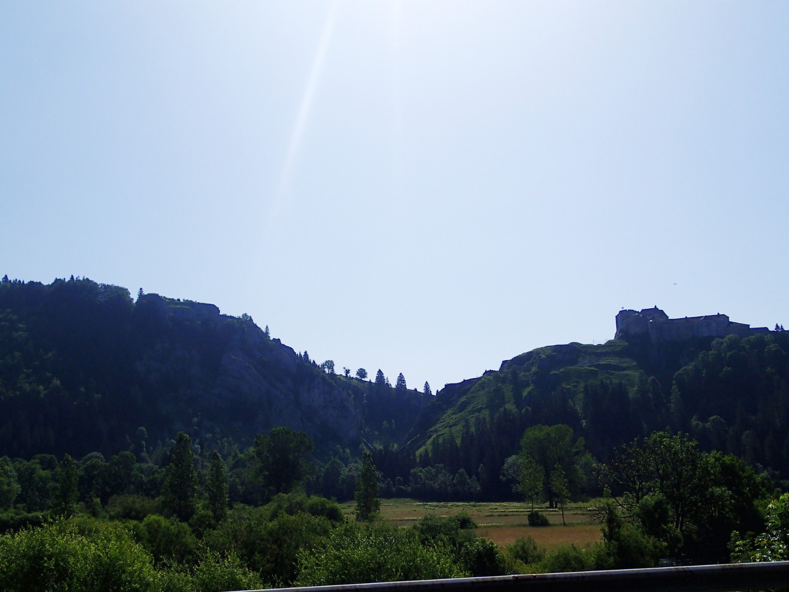 #9 La Cluse de Joux et son fort à droite face au fort du Larmont à gauche... La Cluse de Joux et son fort à droite face au fort du Larmont à gauche...