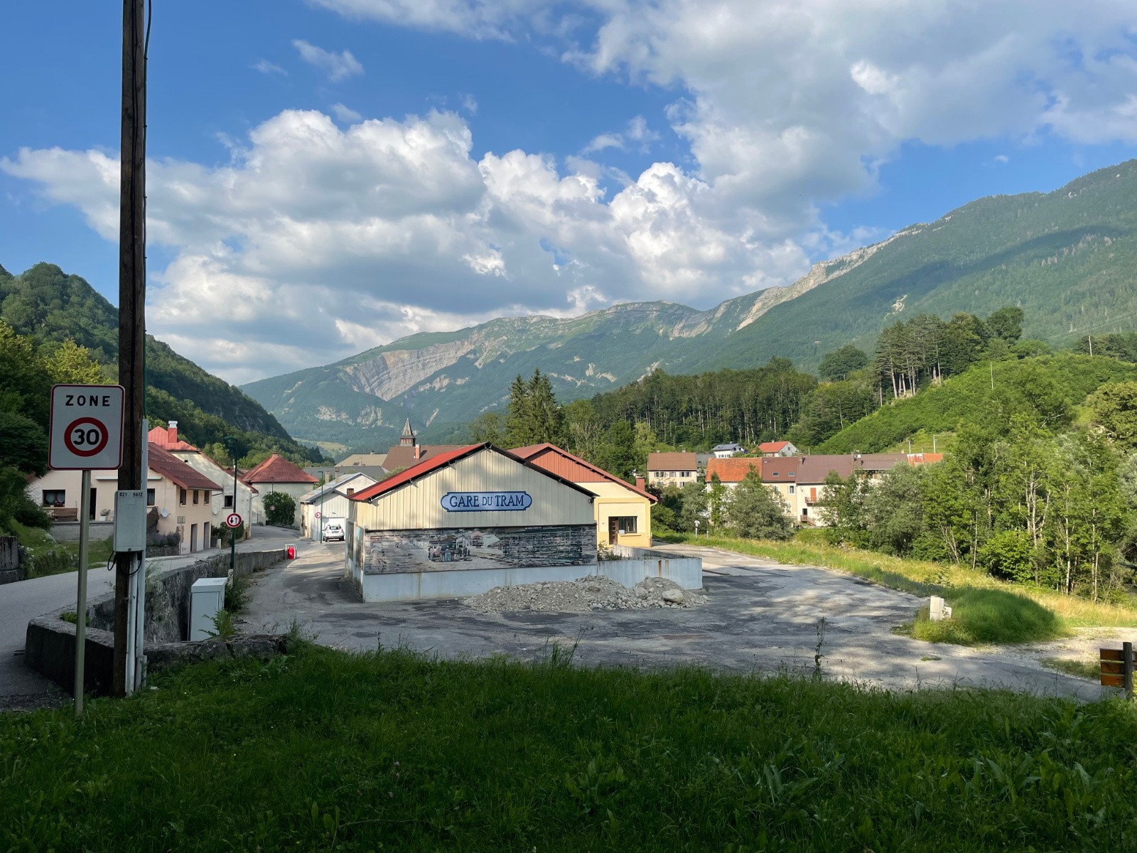 #12 Chtite visite du village...tiens, y Chtite visite du village...tiens, y'aurait eu un tramway ici ?