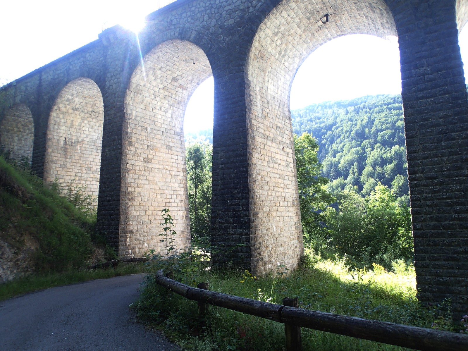 #4 En direction de Morez le long de la Bienne, je passe sous la voie ferrée... En direction de Morez le long de la Bienne, je passe sous la voie ferrée...