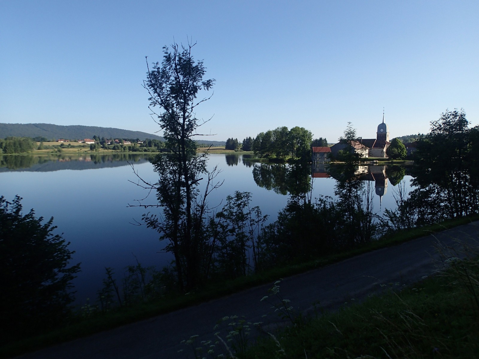 #3 L L'Abbaye en Grandvaux se mire dans son lac !