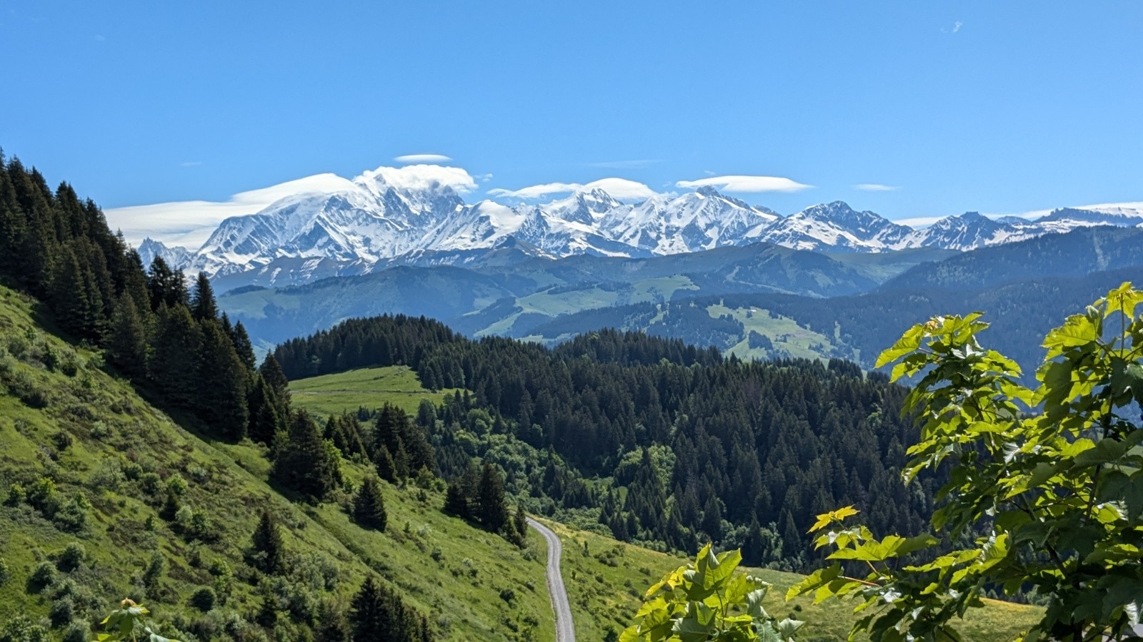 Il faut un peu redescendre sur Hery avant d'avoir cette vue...